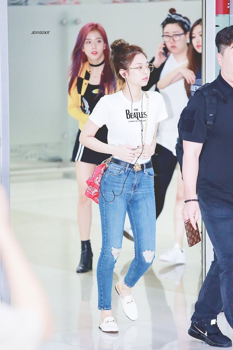 Jennie (BlackPink) mặc gì ra sân bay suốt 7 năm qua? ảnh 2