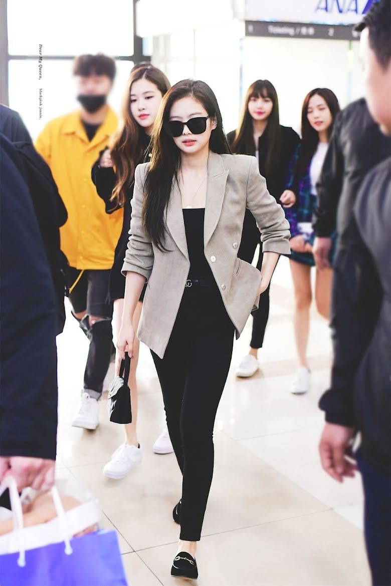 Jennie (BlackPink) mặc gì ra sân bay suốt 7 năm qua? ảnh 4