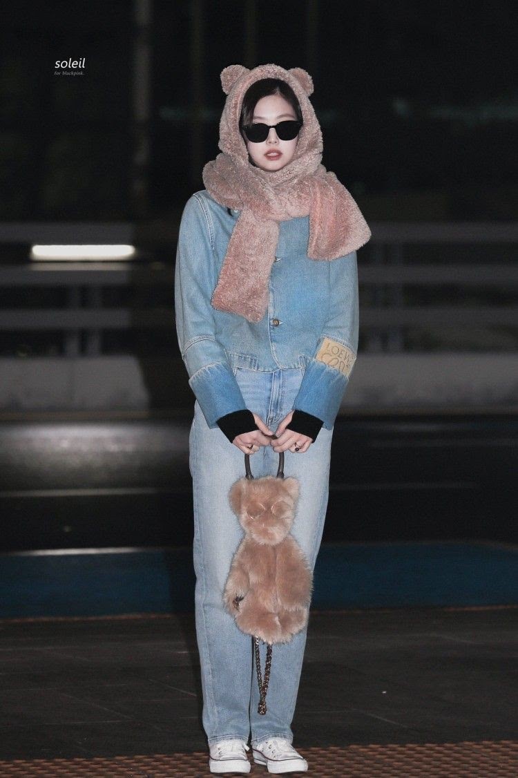 Jennie (BlackPink) mặc gì ra sân bay suốt 7 năm qua? ảnh 9
