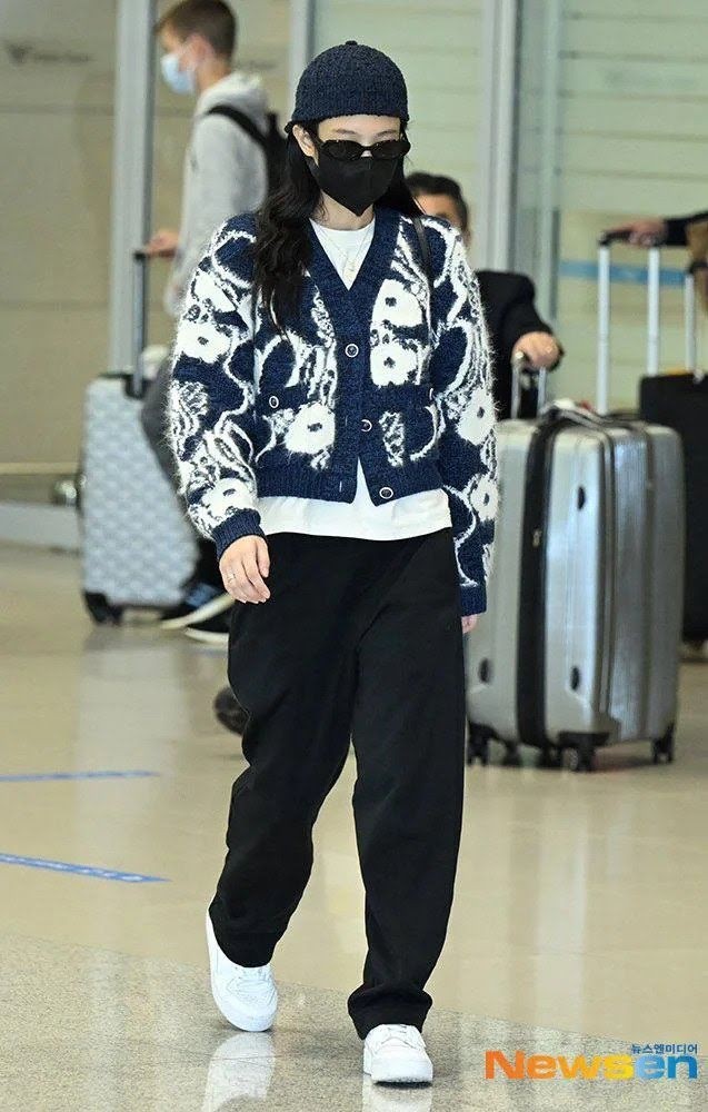 Jennie (BlackPink) mặc gì ra sân bay suốt 7 năm qua? ảnh 15