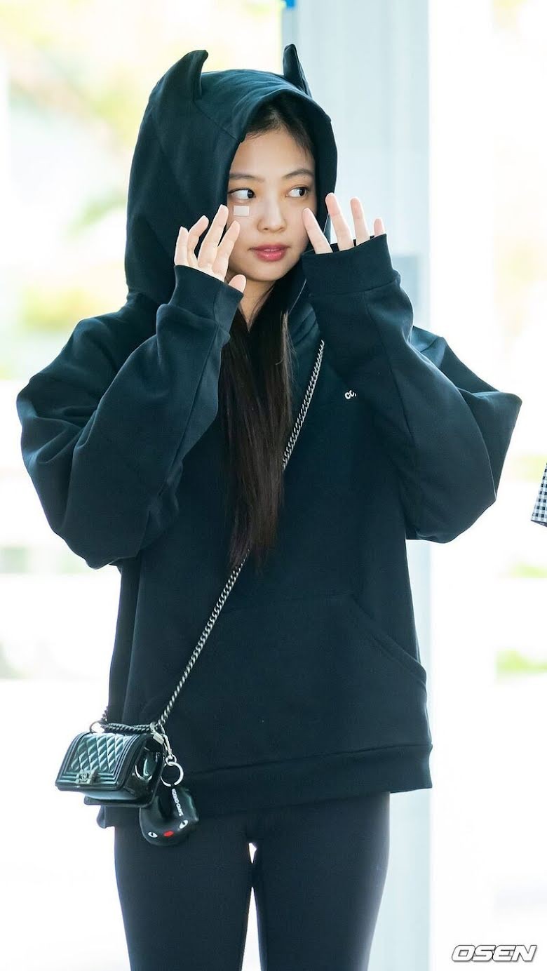 Jennie (BlackPink) mặc gì ra sân bay suốt 7 năm qua? ảnh 19