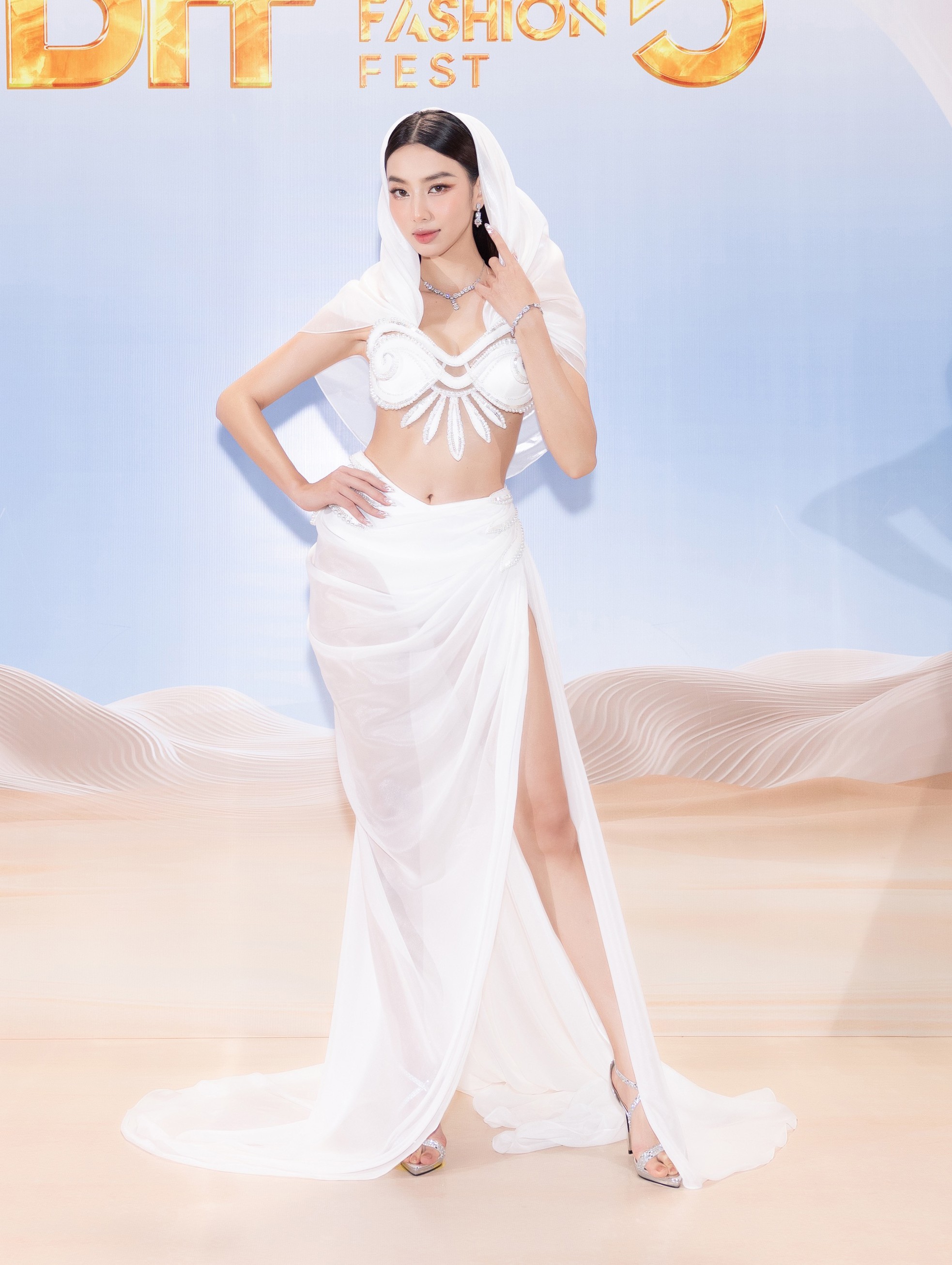 Hoa hậu Huỳnh Thị Thanh Thủy và dàn hoa, á hậu khoe vai trần trên thảm đỏ ảnh 7