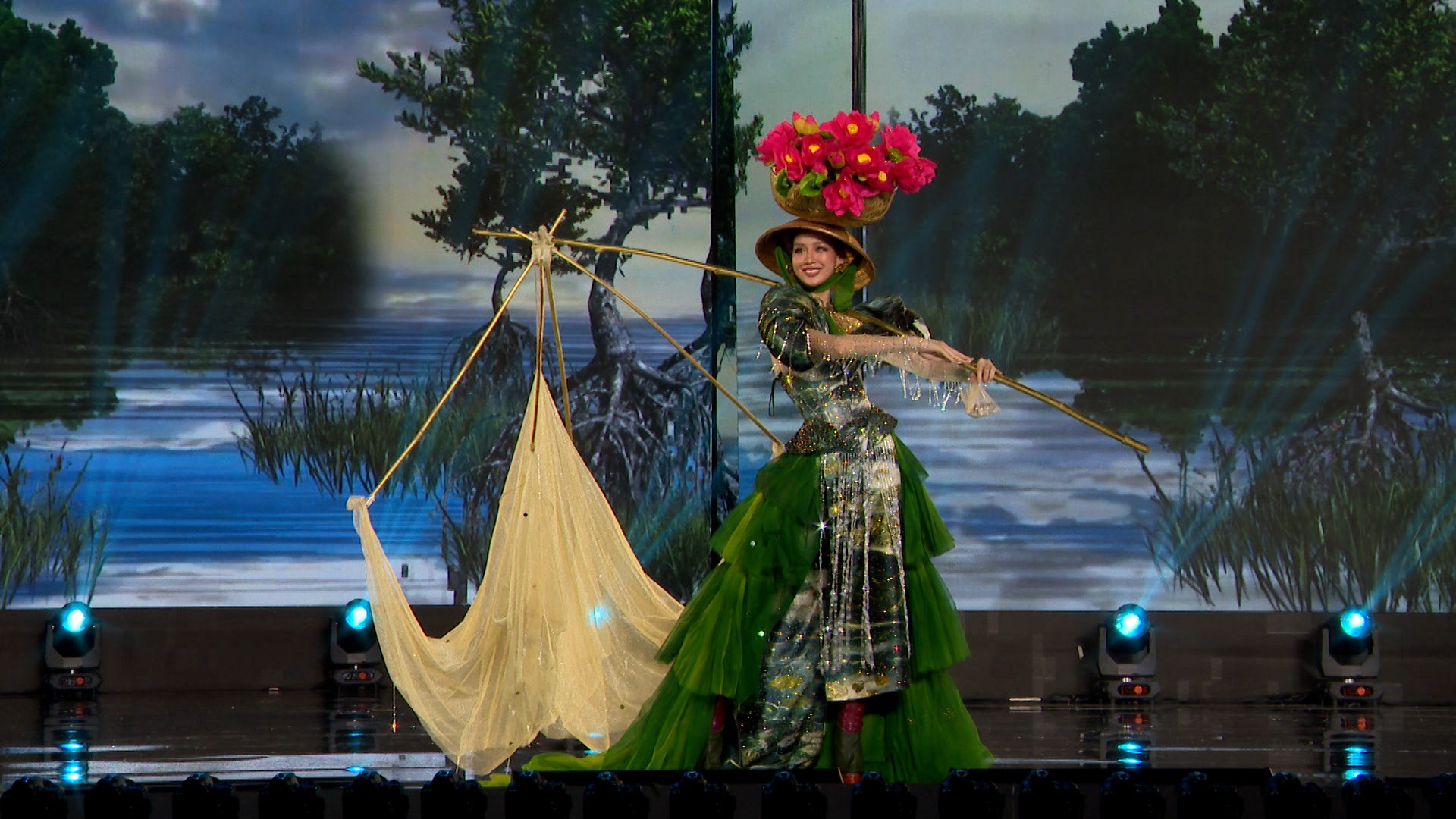 Nhà sử học Dương Trung Quốc: 'Ấn tượng khi thí sinh hoa hậu 19, 20 tuổi diễn National Costume' ảnh 5