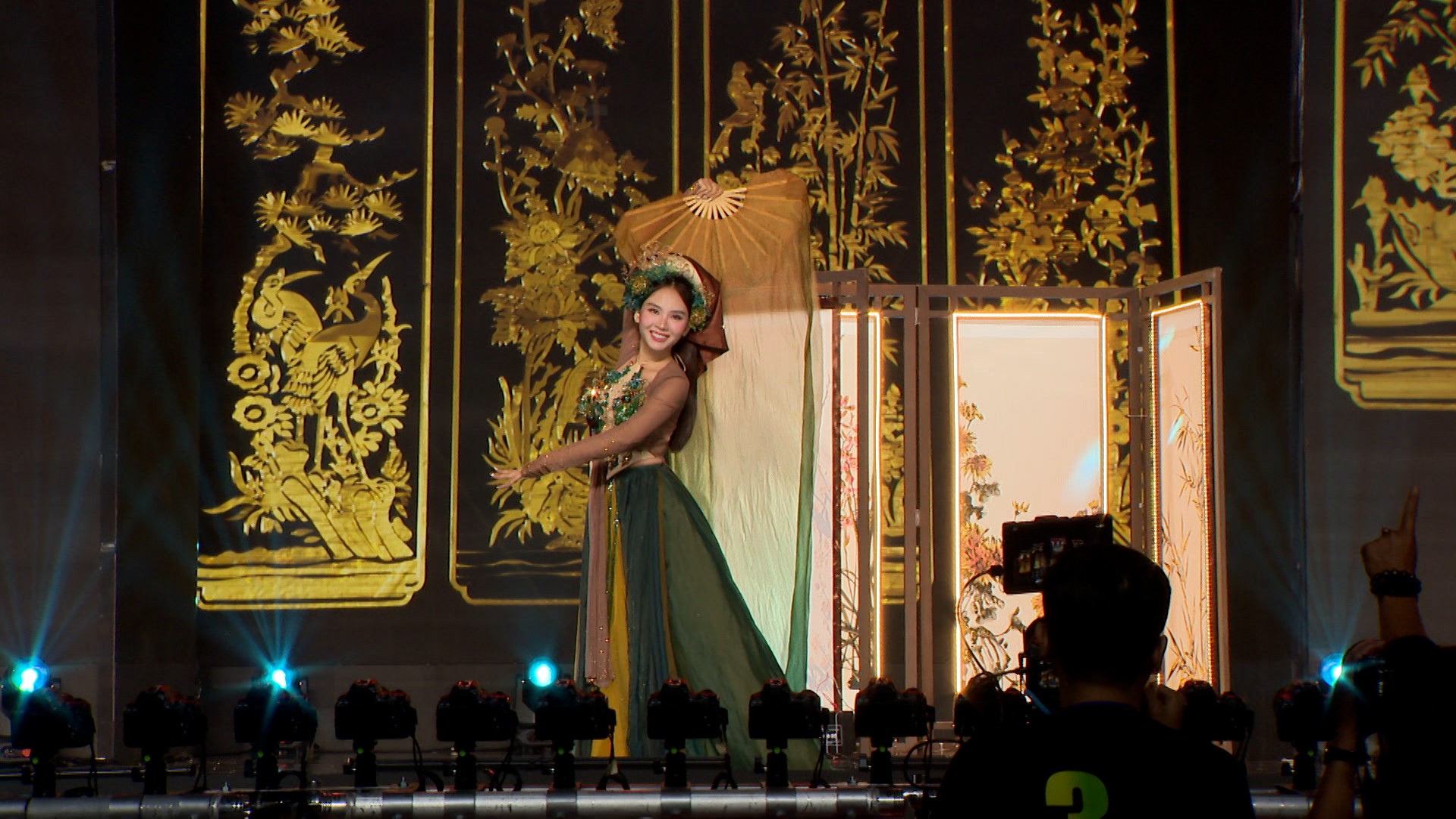 Nhà sử học Dương Trung Quốc: 'Ấn tượng khi thí sinh hoa hậu 19, 20 tuổi diễn National Costume' ảnh 8