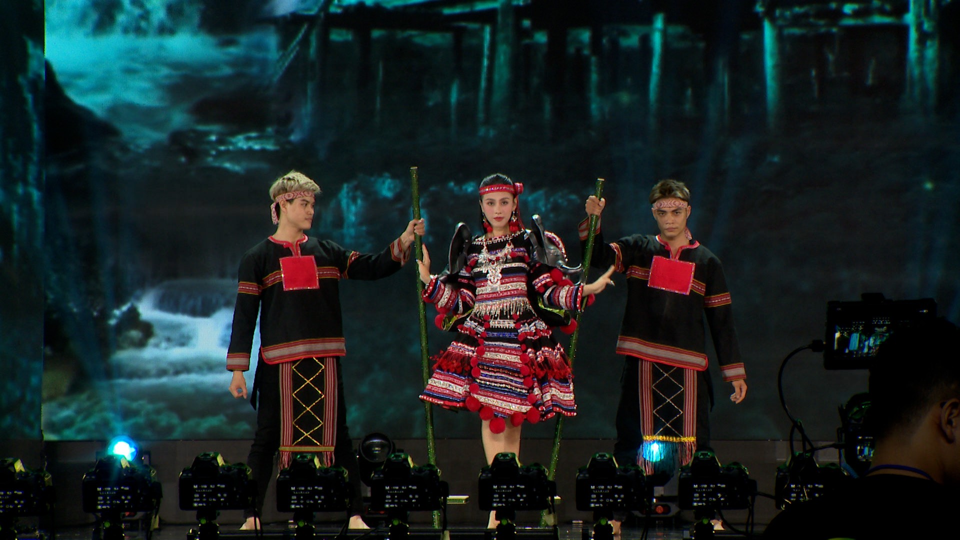 Nhà sử học Dương Trung Quốc: 'Ấn tượng khi thí sinh hoa hậu 19, 20 tuổi diễn National Costume' ảnh 7