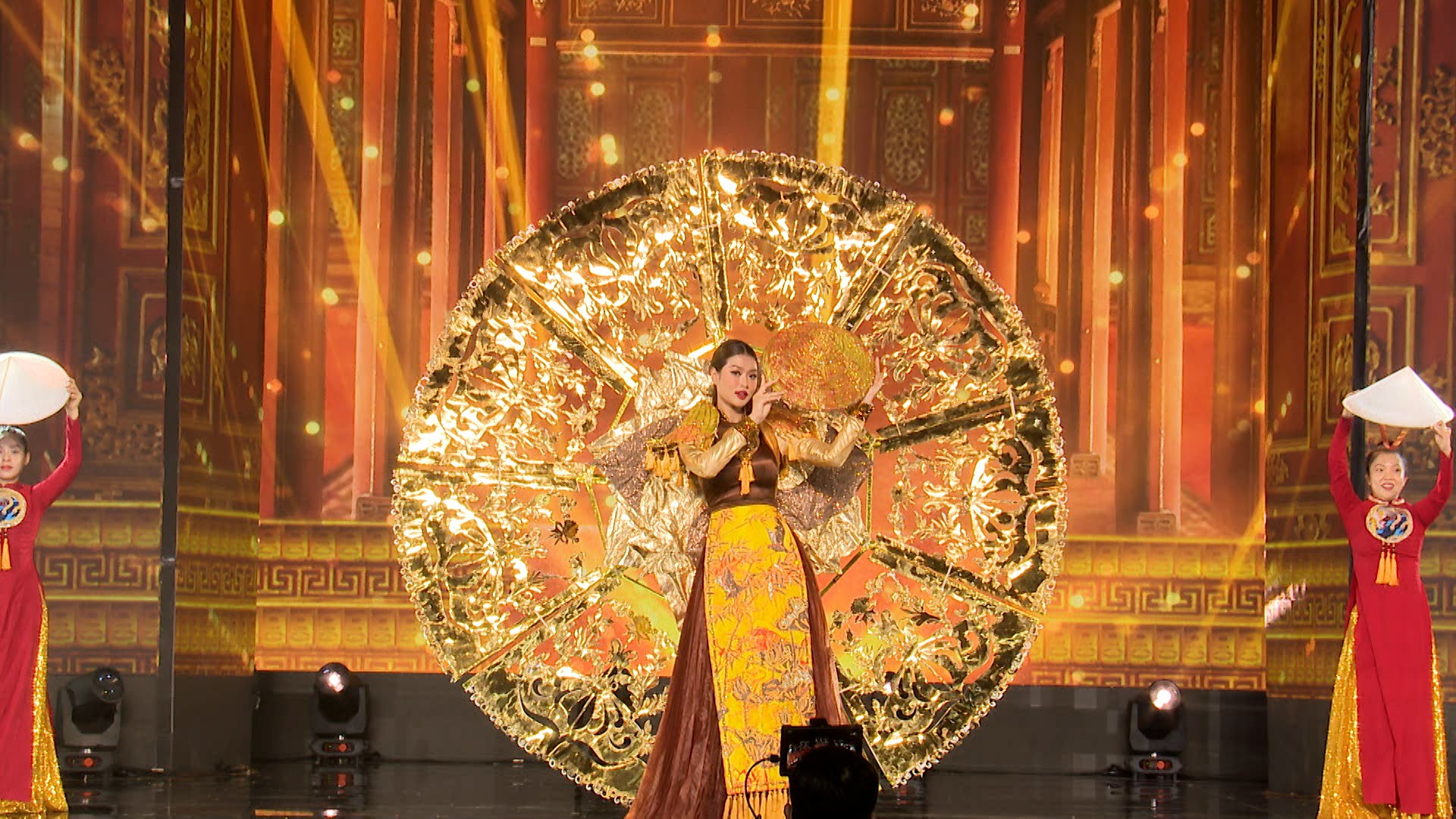 Nhà sử học Dương Trung Quốc: 'Ấn tượng khi thí sinh hoa hậu 19, 20 tuổi diễn National Costume' ảnh 11