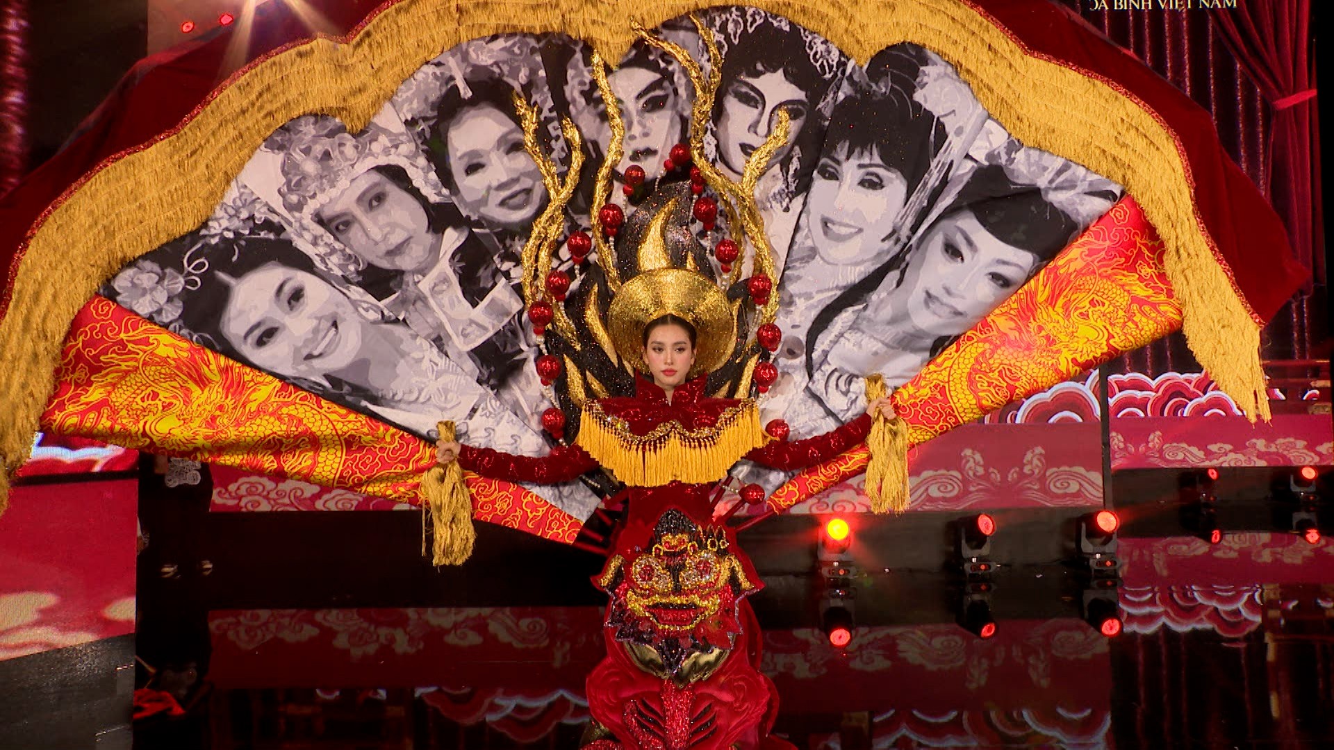 Nhà sử học Dương Trung Quốc: 'Ấn tượng khi thí sinh hoa hậu 19, 20 tuổi diễn National Costume' ảnh 2