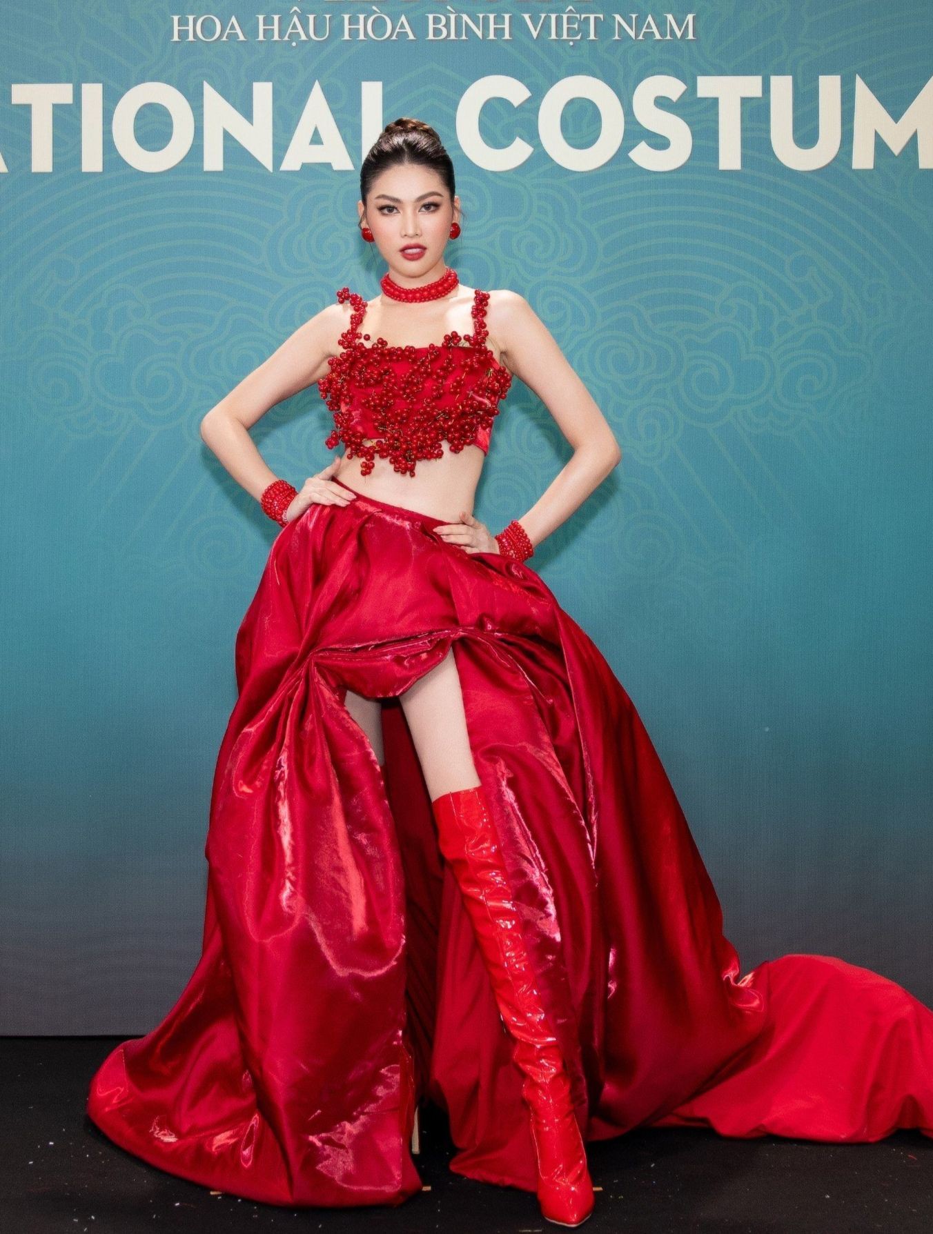 Hoa hậu Việt Nam Tiểu Vy, Đỗ Thị Hà gợi cảm trên thảm đỏ ảnh 3