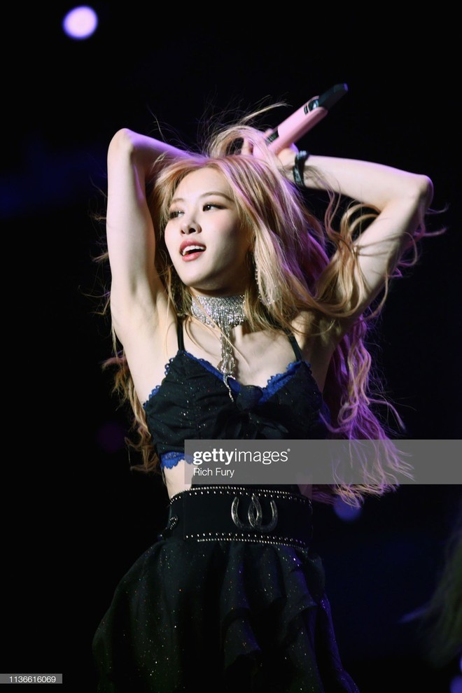 Trang phục biểu diễn siêu ngắn của BlackPink ảnh 12