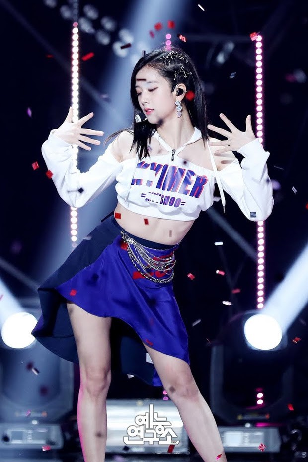 Trang phục biểu diễn siêu ngắn của BlackPink ảnh 10