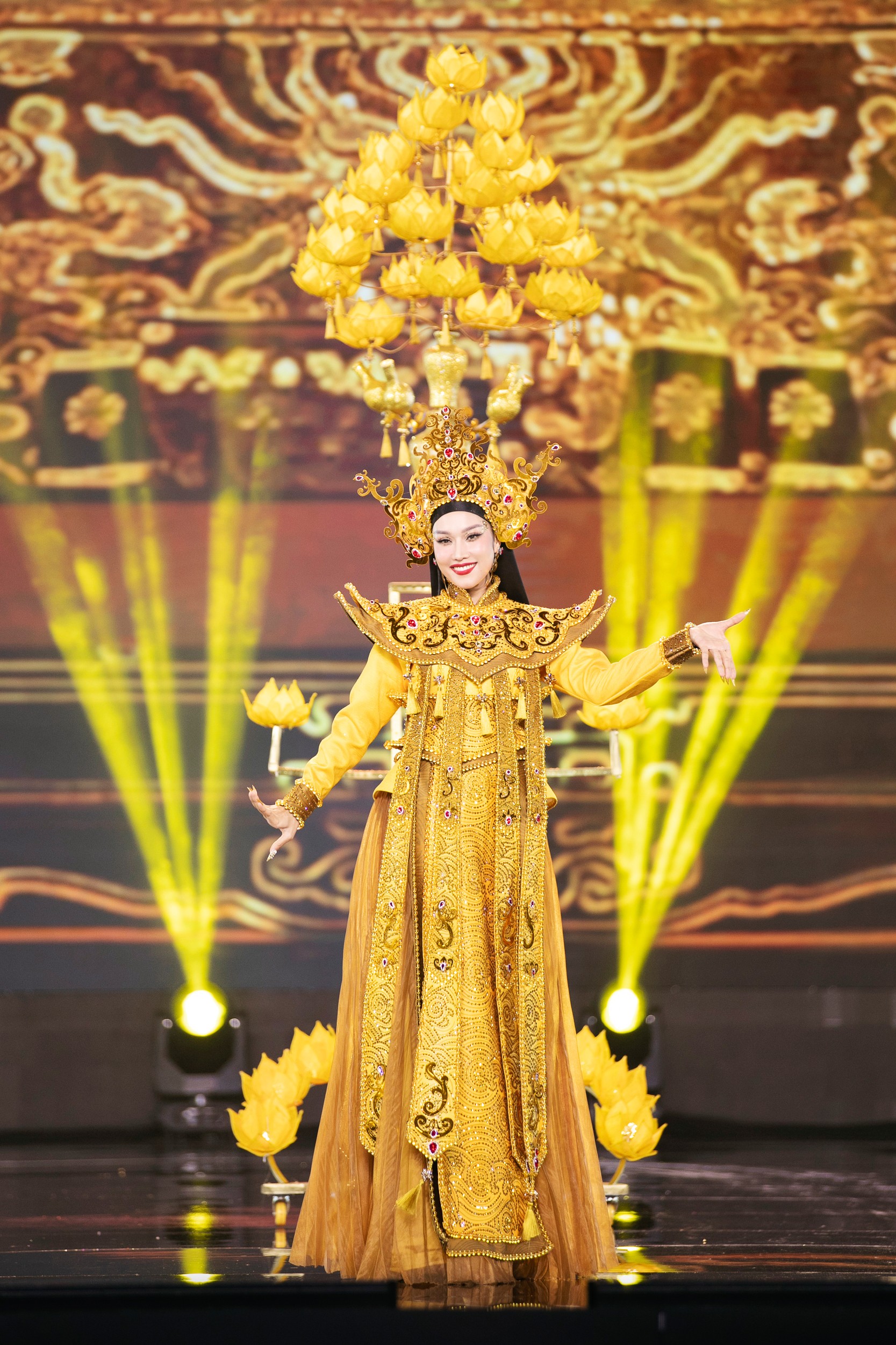 Số phận 59 trang phục dân tộc cồng kềnh, nặng vài chục kg ở cuộc thi hoa hậu đi về đâu? ảnh 5