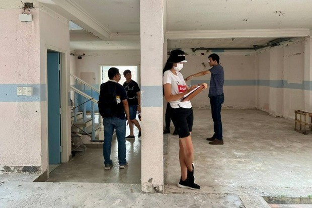 Hình ảnh Hoa hậu Lê Hoàng Phương ngồi bệt ở công trường xây dựng được chú ý ảnh 1