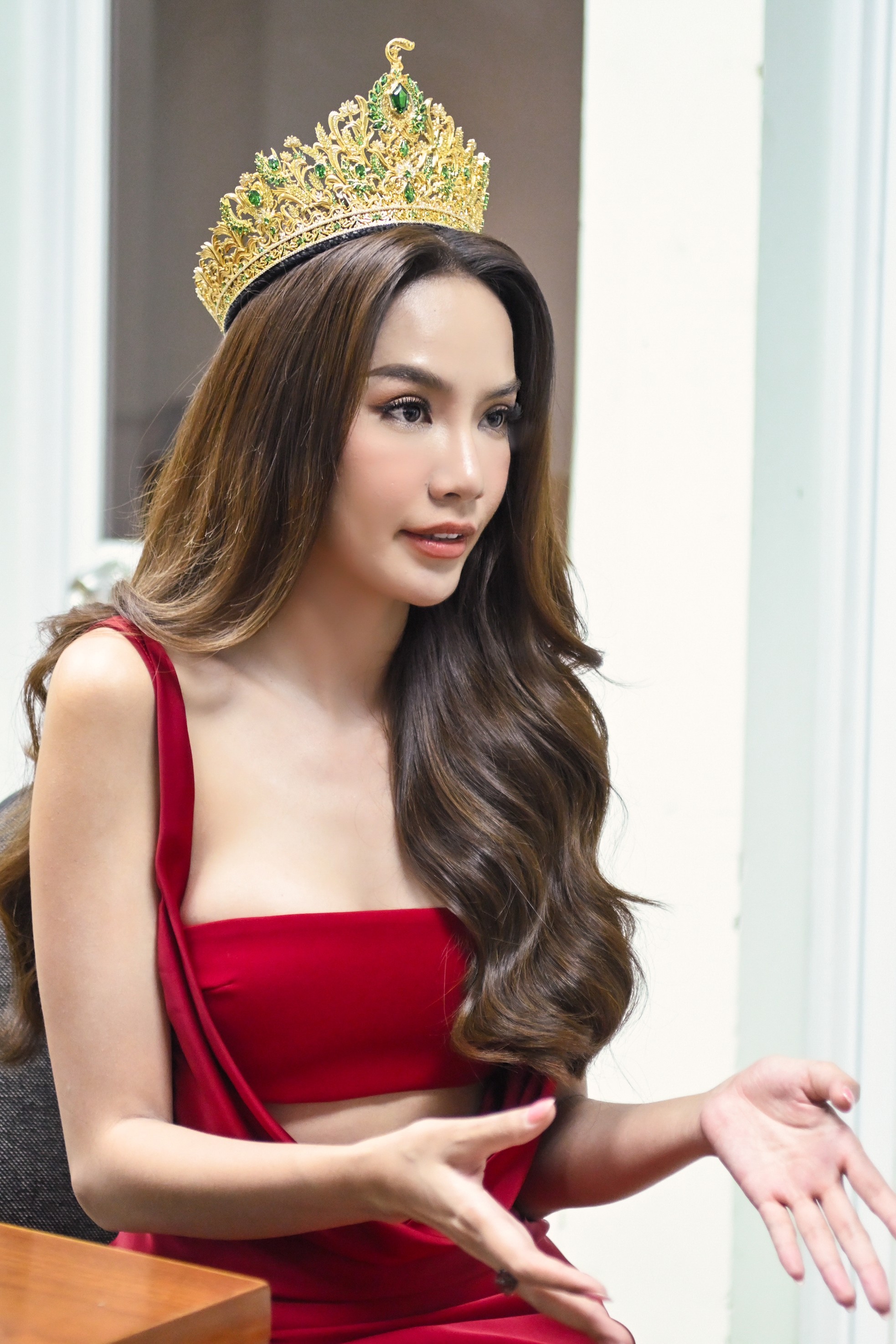 Á hậu Bùi Khánh Linh cảm ơn cha mẹ vì cho mình vóc dáng đẹp, chiều cao 1,77 m ảnh 1