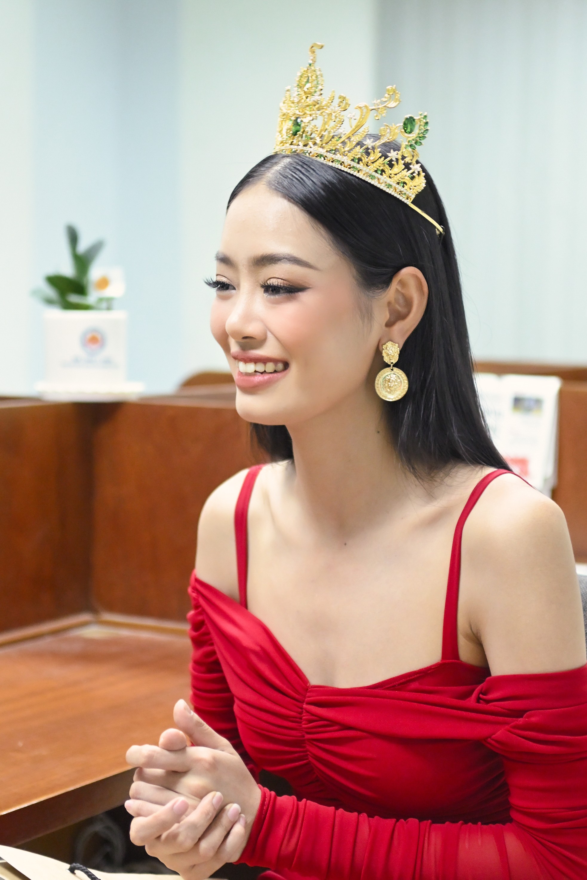 Á hậu Bùi Khánh Linh cảm ơn cha mẹ vì cho mình vóc dáng đẹp, chiều cao 1,77 m ảnh 9