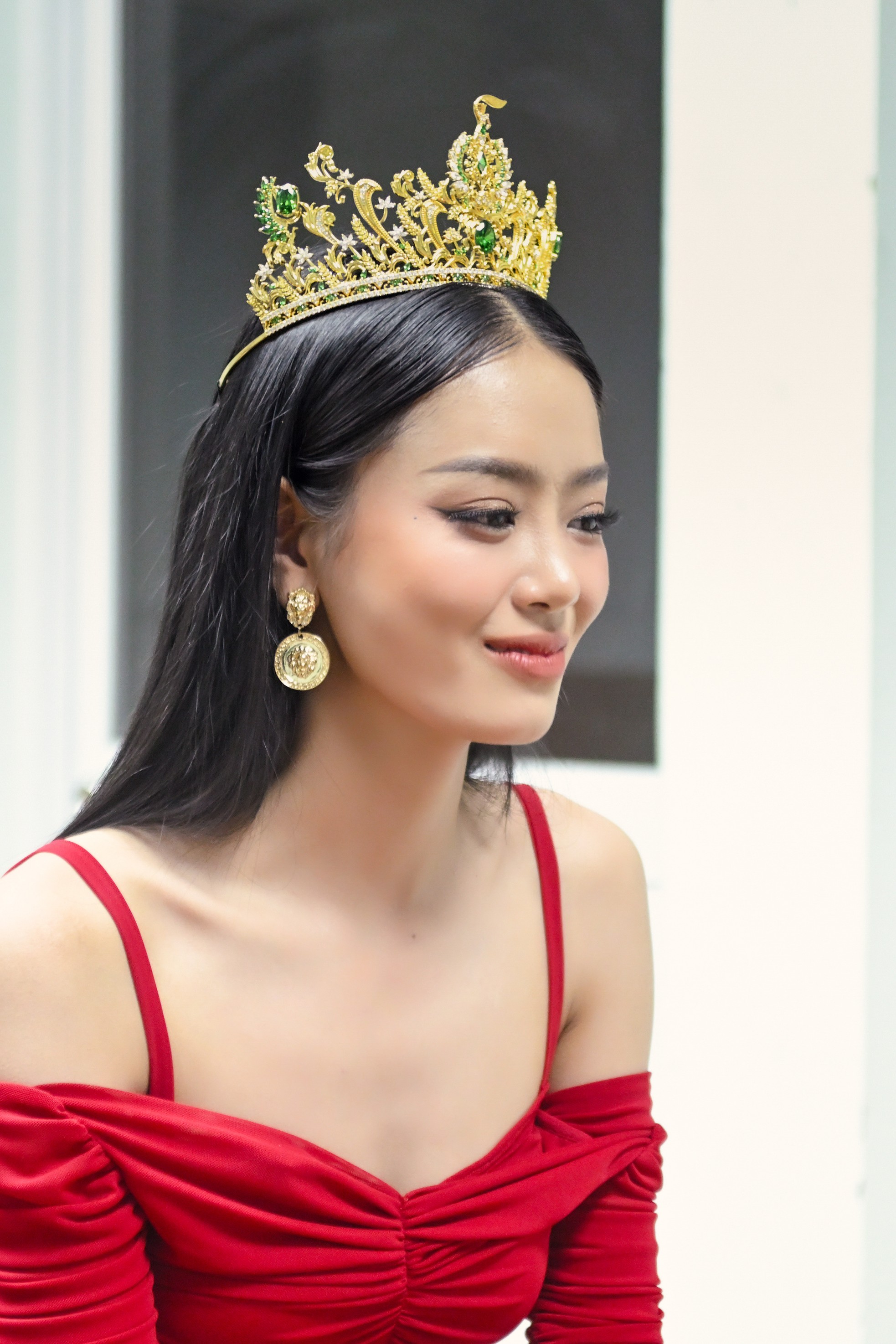 Á hậu Bùi Khánh Linh cảm ơn cha mẹ vì cho mình vóc dáng đẹp, chiều cao 1,77 m ảnh 8