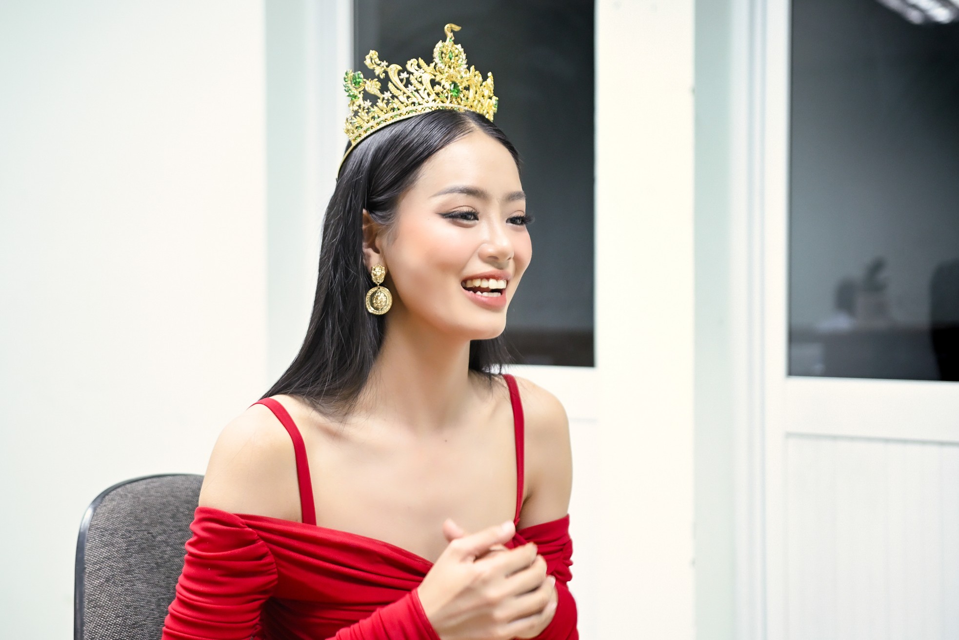 Á hậu Bùi Khánh Linh cảm ơn cha mẹ vì cho mình vóc dáng đẹp, chiều cao 1,77 m ảnh 7