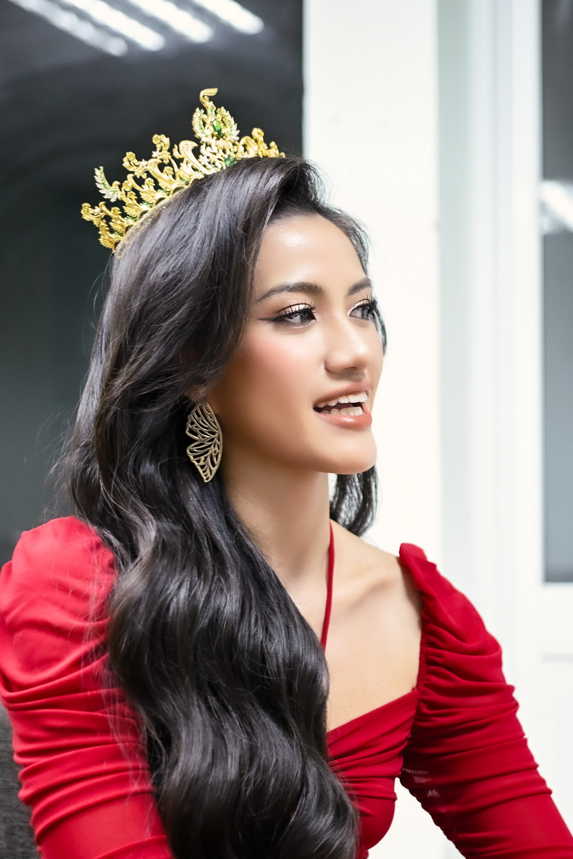 Á hậu Bùi Khánh Linh cảm ơn cha mẹ vì cho mình vóc dáng đẹp, chiều cao 1,77 m ảnh 13