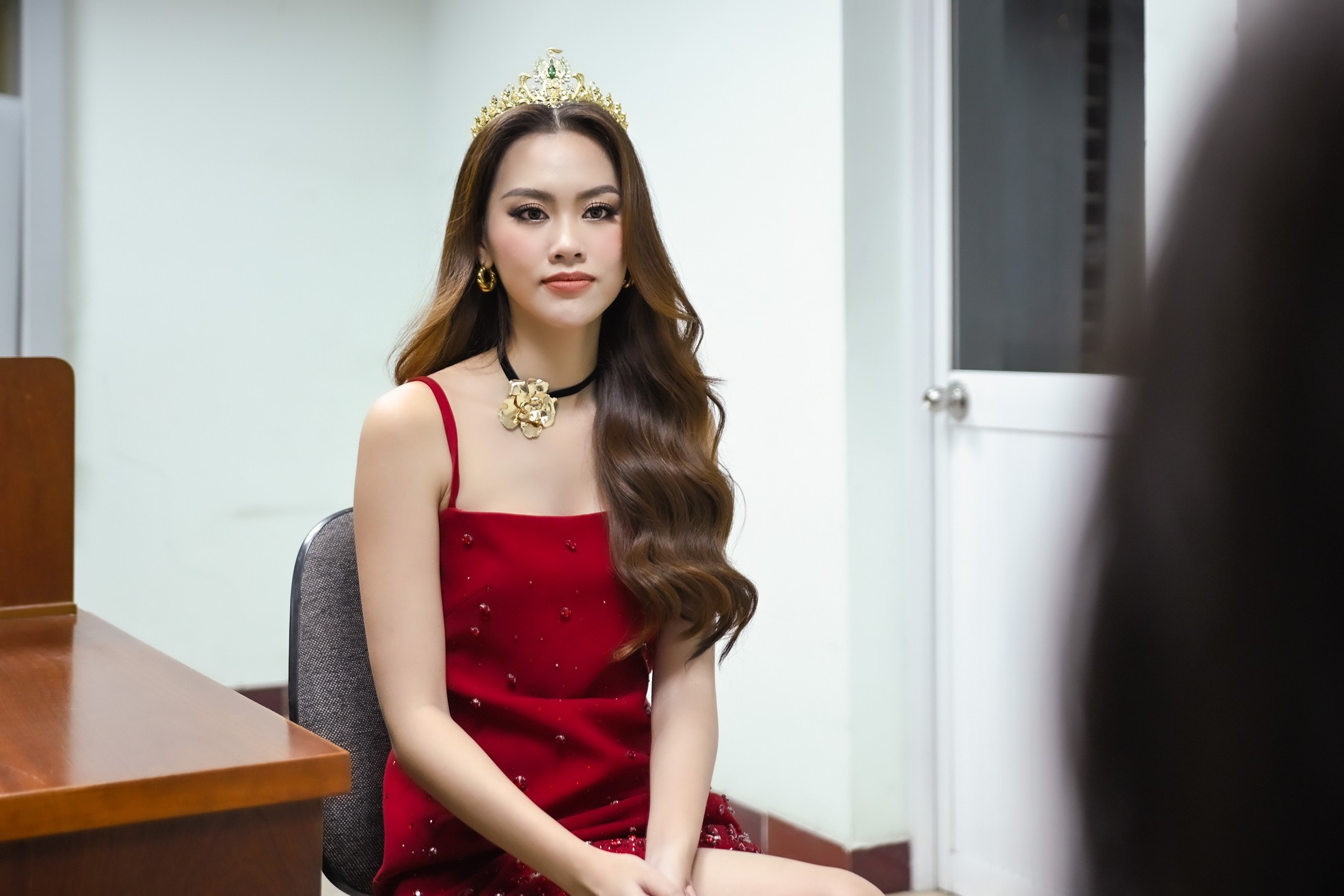Á hậu Bùi Khánh Linh cảm ơn cha mẹ vì cho mình vóc dáng đẹp, chiều cao 1,77 m ảnh 21
