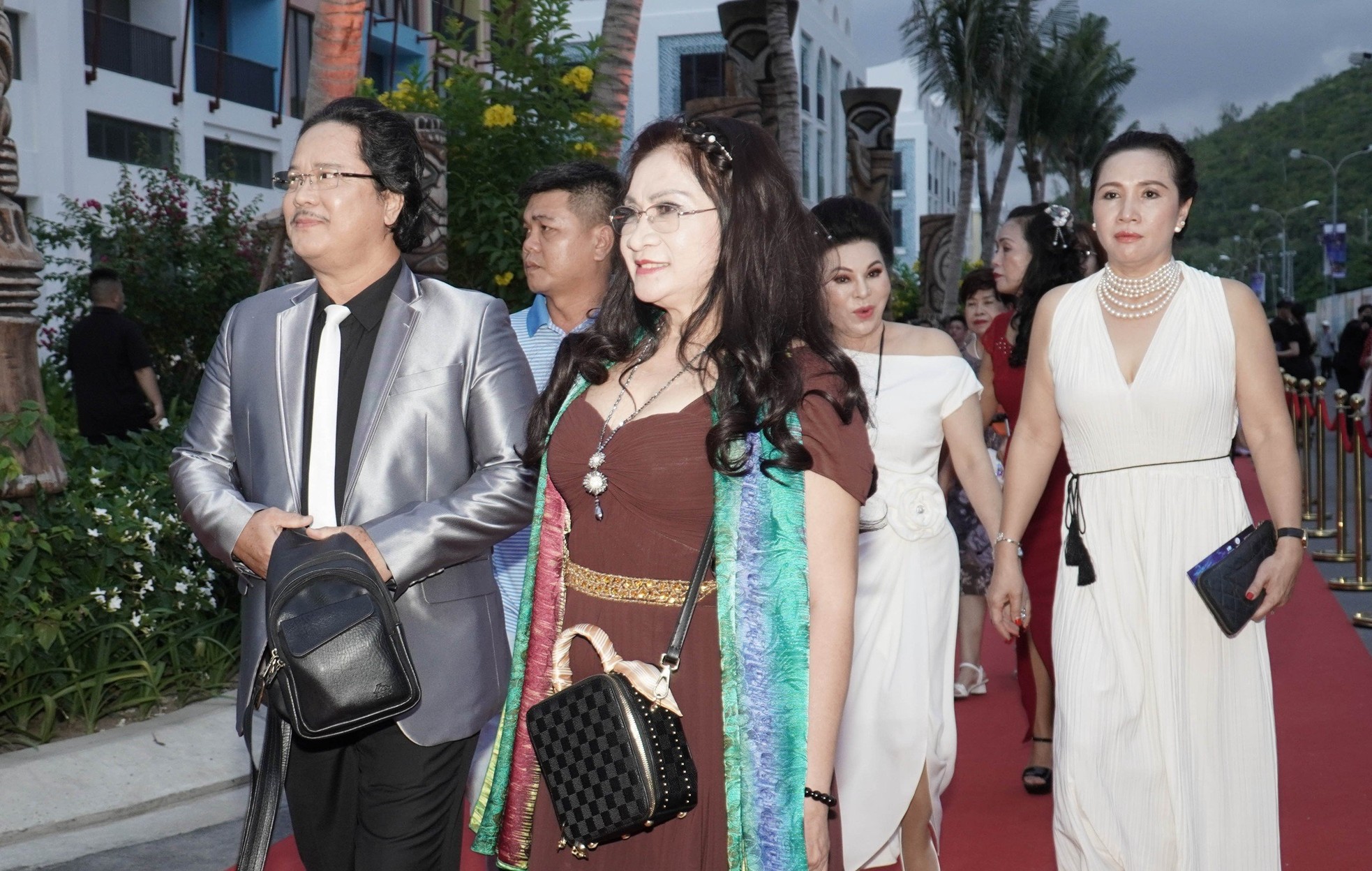Dàn sao nữ diện váy cúp ngực tại thảm đỏ Cánh diều Vàng 2023 ảnh 6