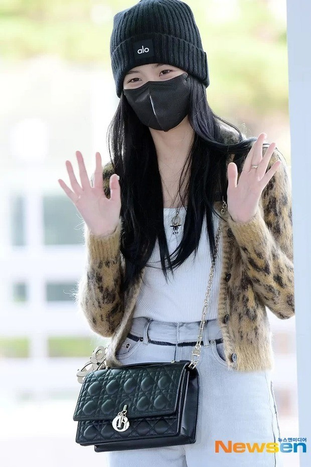 Jisoo trùm kín mặt sau tin rời BlackPink ảnh 3