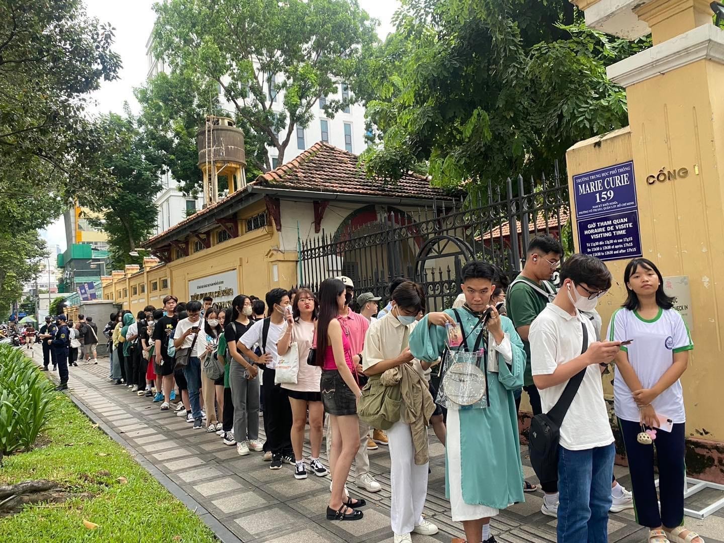 Phương Mỹ Chi ngồi khóc trước 3.000 khán giả đội mưa xem hát ảnh 1