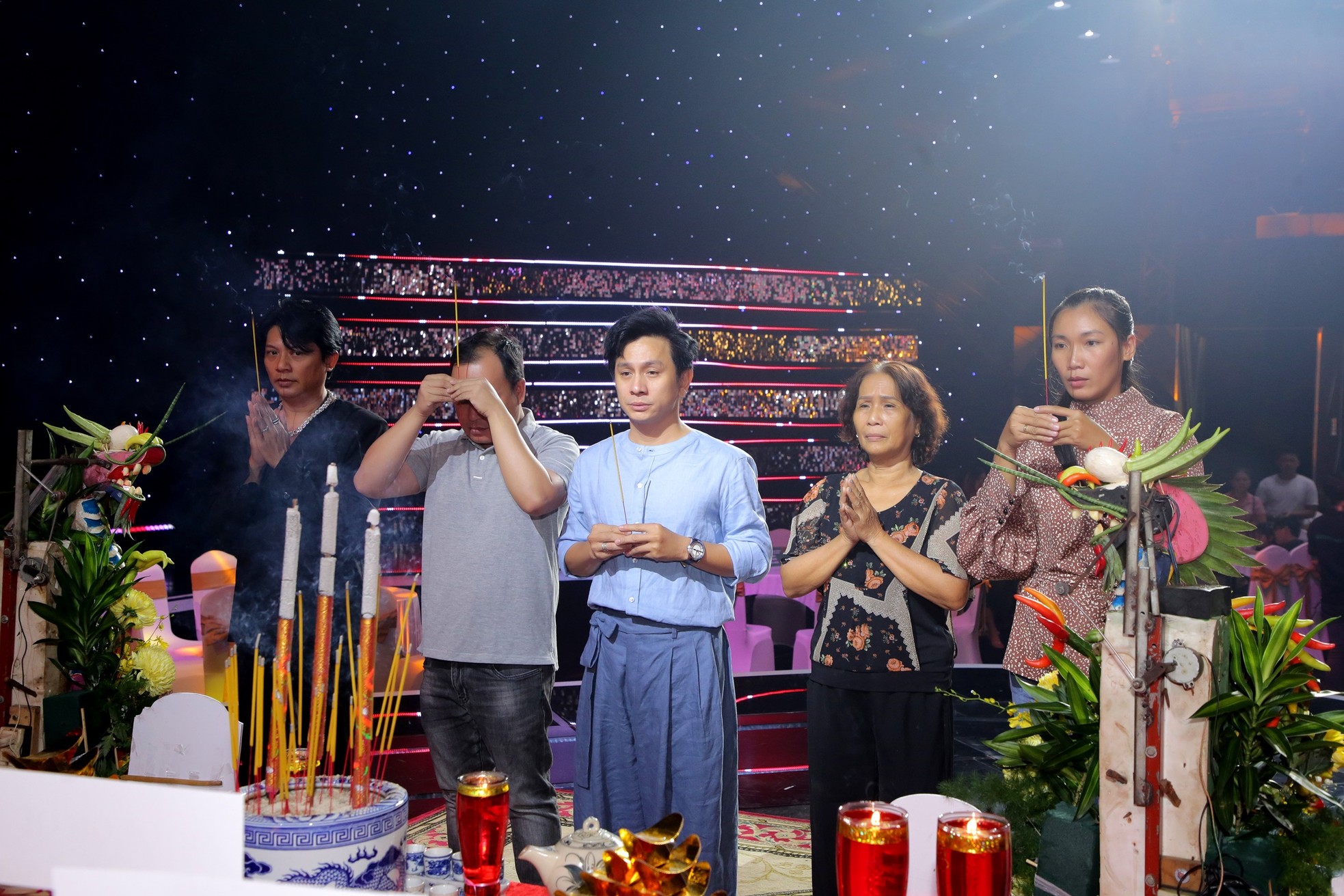 Hoài Linh và gần 200 nghệ sĩ cúng giỗ Tổ ngành sân khấu ảnh 7