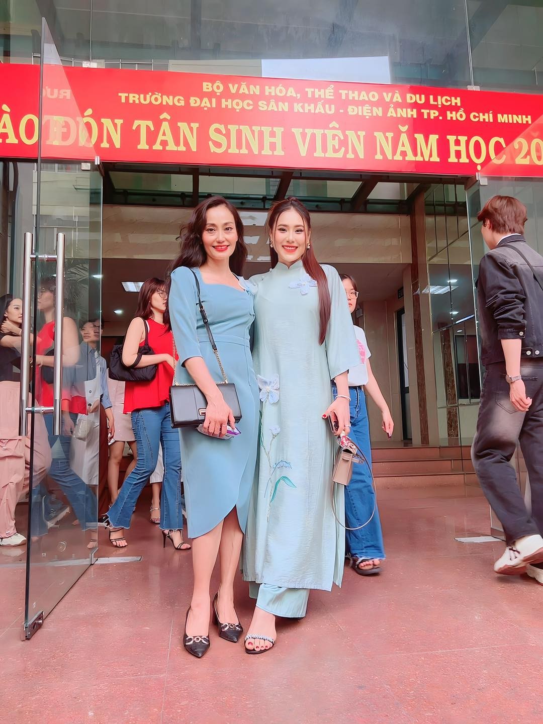 Thanh Thủy, Ngọc Hằng và dàn hoa, á hậu cúng giỗ Tổ sân khấu 2023 ảnh 19