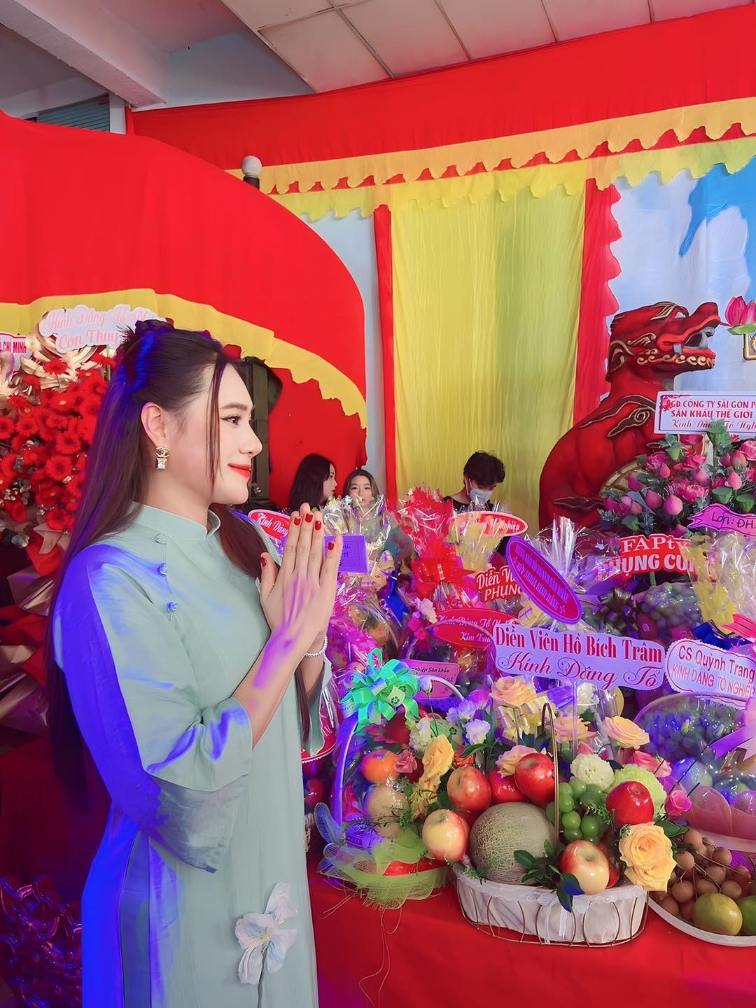 Thanh Thủy, Ngọc Hằng và dàn hoa, á hậu cúng giỗ Tổ sân khấu 2023 ảnh 18