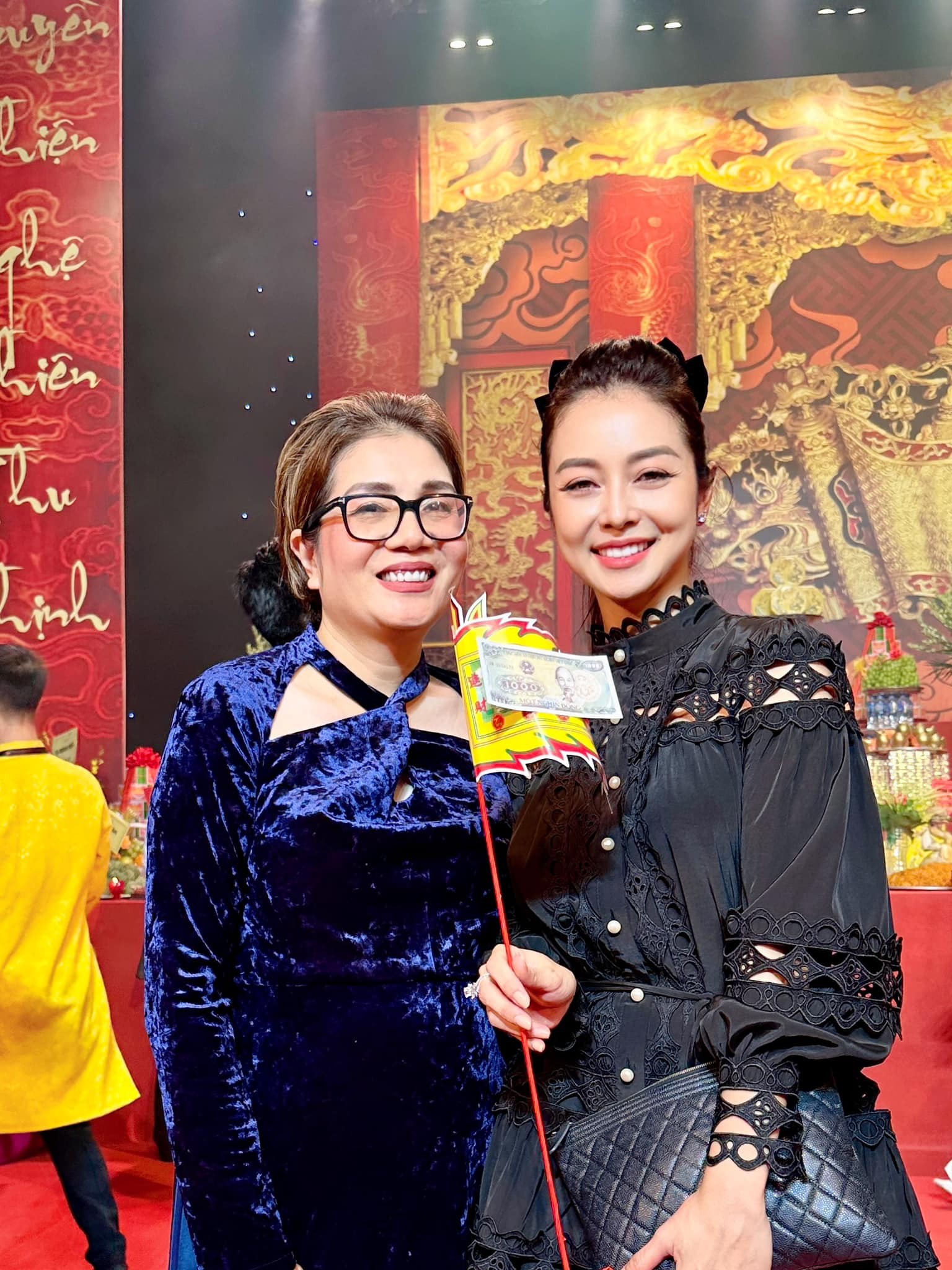 Thanh Thủy, Ngọc Hằng và dàn hoa, á hậu cúng giỗ Tổ sân khấu 2023 ảnh 15