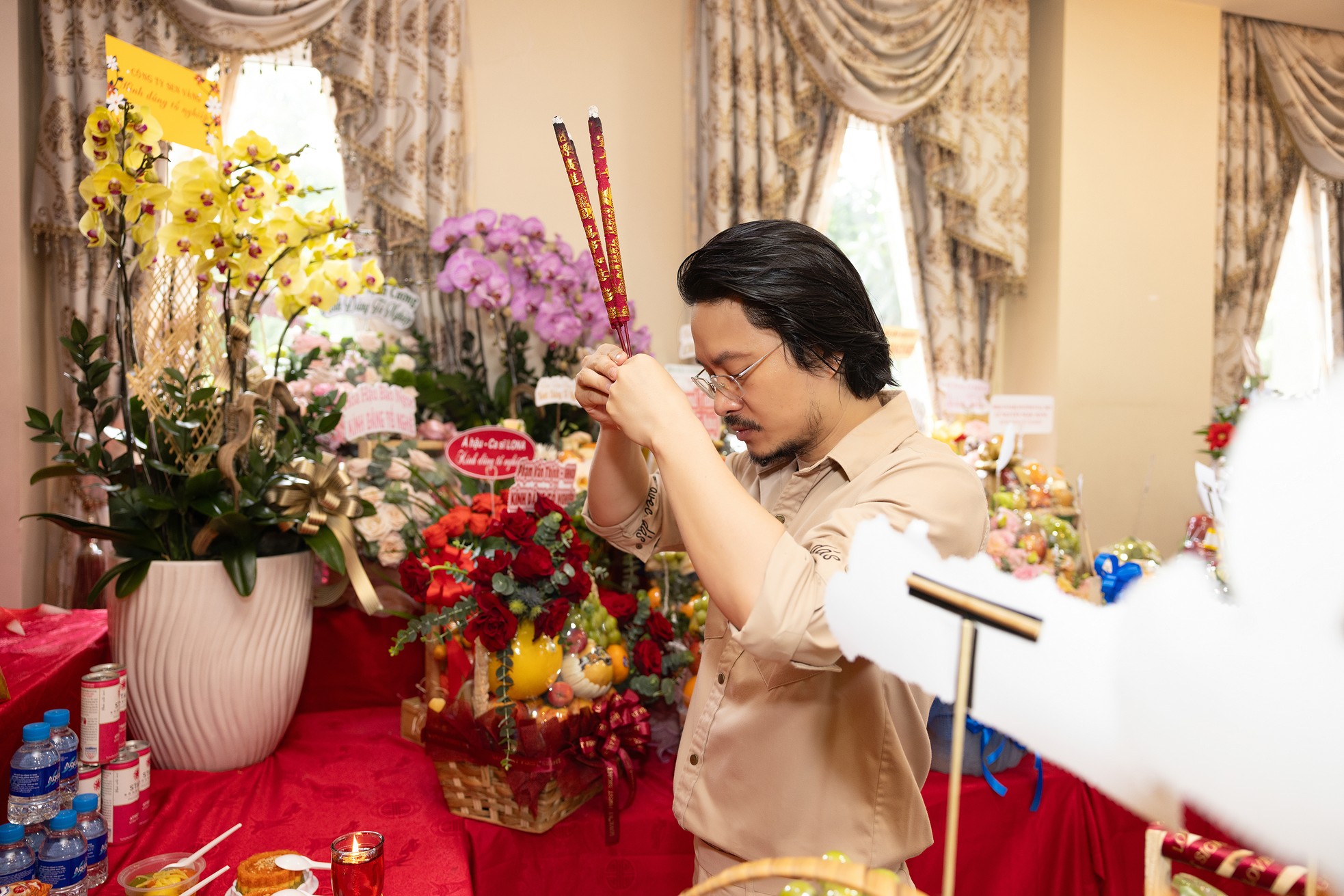Thanh Thủy, Ngọc Hằng và dàn hoa, á hậu cúng giỗ Tổ sân khấu 2023 ảnh 14