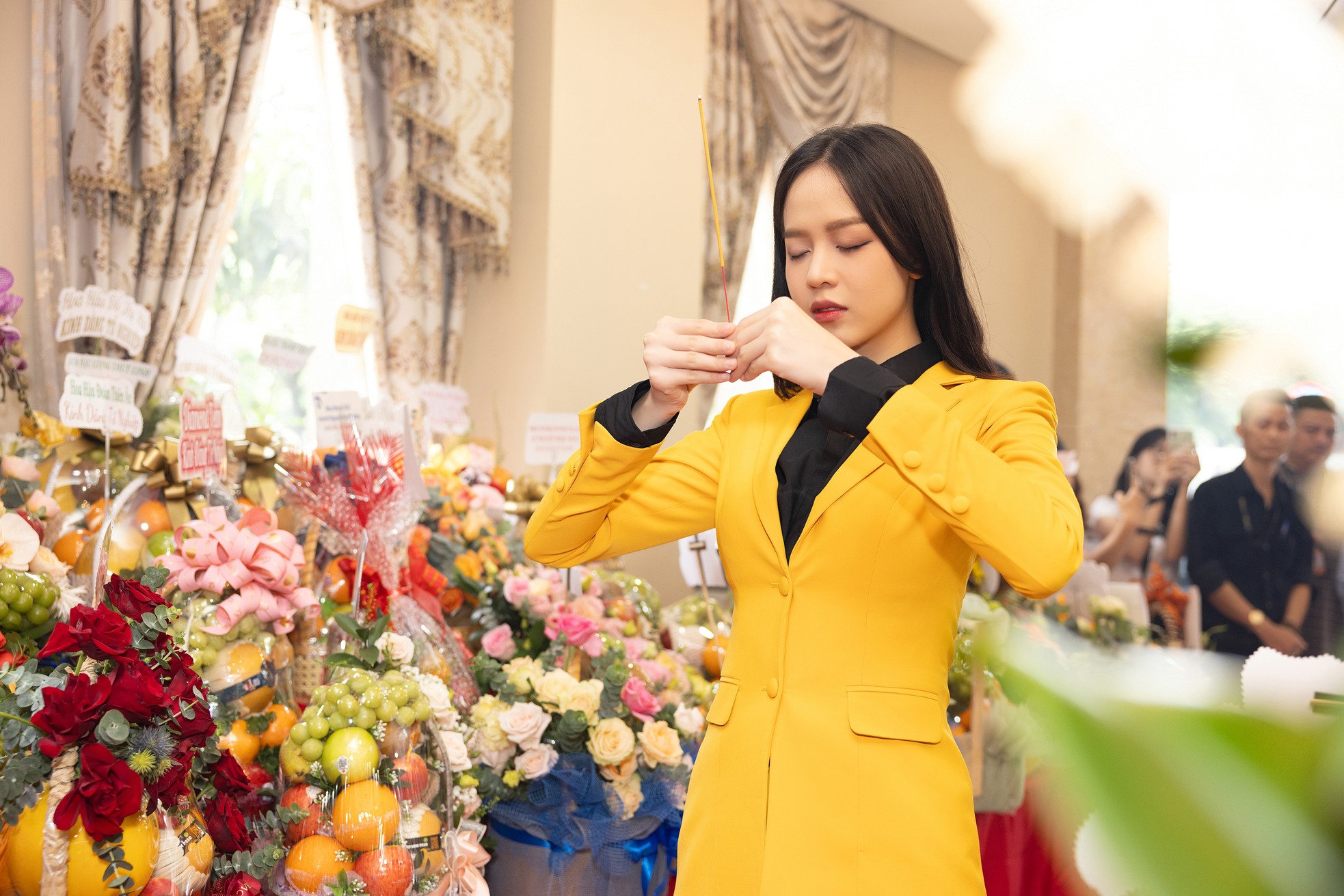 Thanh Thủy, Ngọc Hằng và dàn hoa, á hậu cúng giỗ Tổ sân khấu 2023 ảnh 1