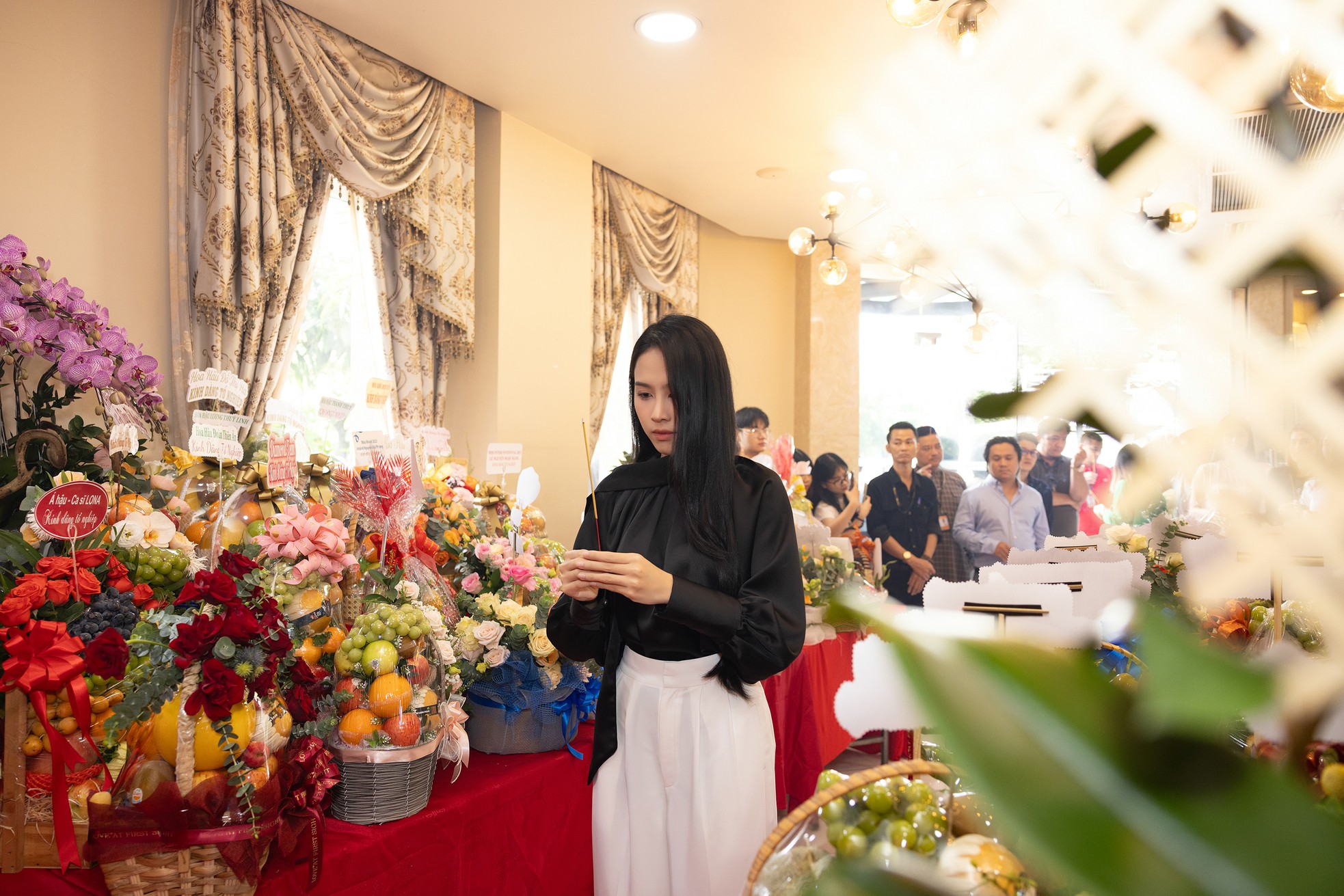 Thanh Thủy, Ngọc Hằng và dàn hoa, á hậu cúng giỗ Tổ sân khấu 2023 ảnh 3