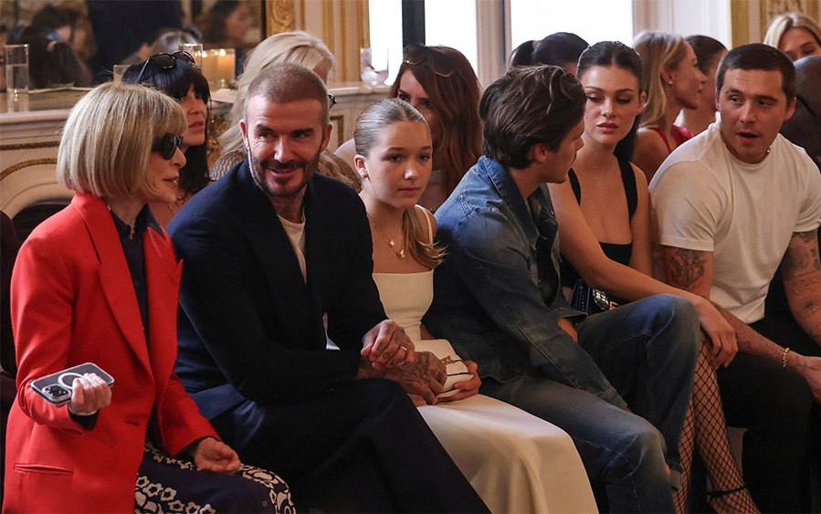 Beckham nắm chặt tay con gái 12 tuổi đi xem show ảnh 4