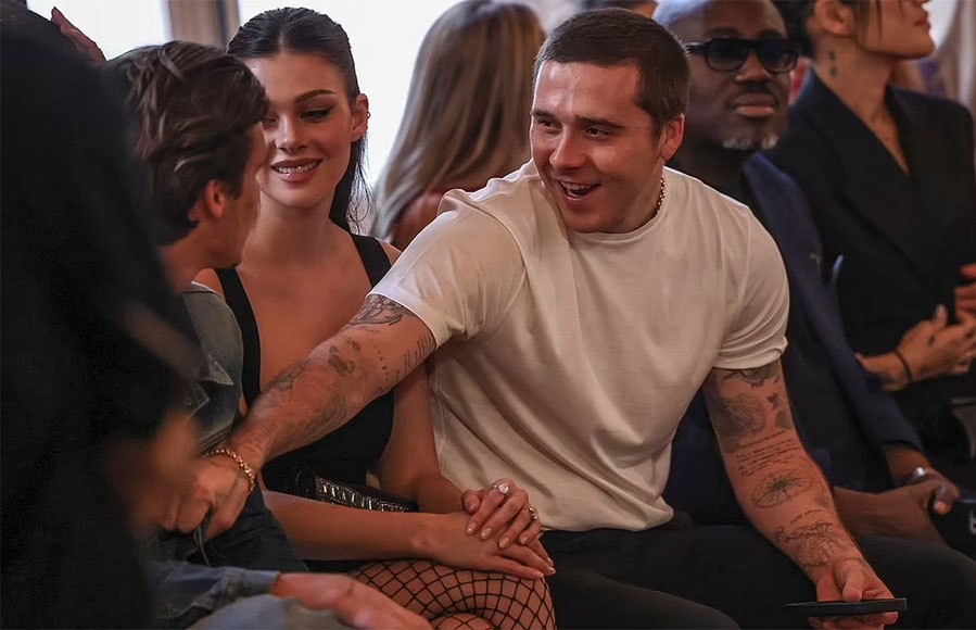 Beckham nắm chặt tay con gái 12 tuổi đi xem show ảnh 6