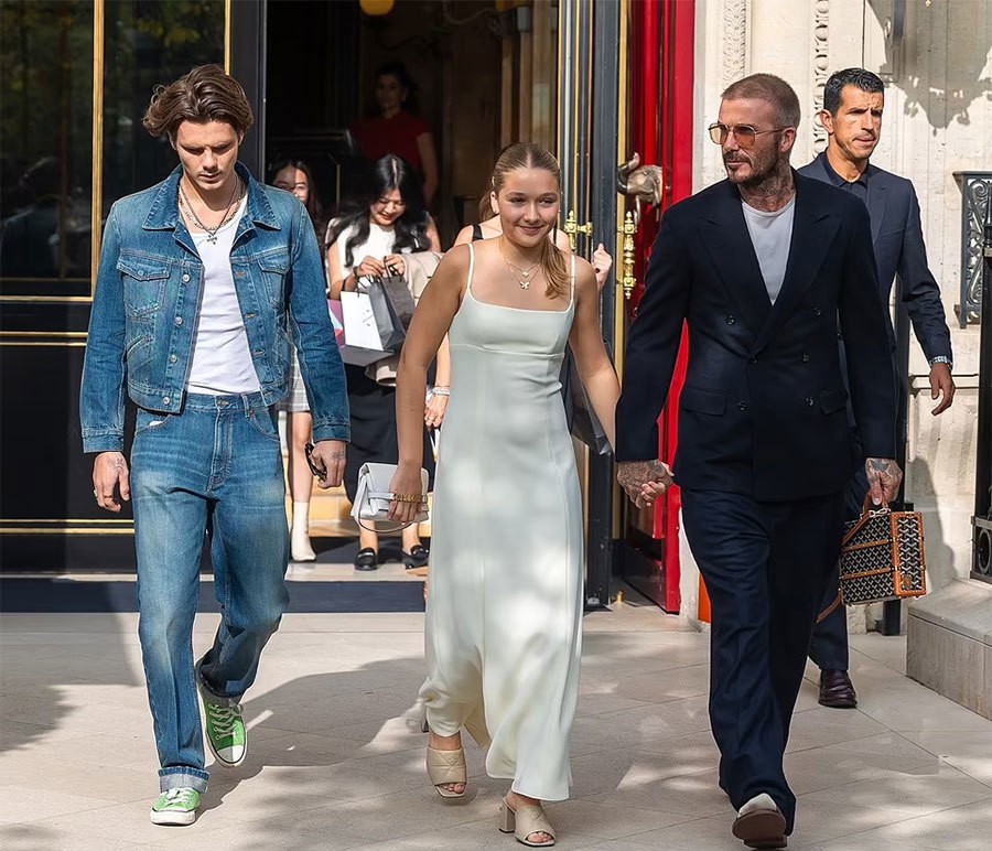 Beckham nắm chặt tay con gái 12 tuổi đi xem show ảnh 2