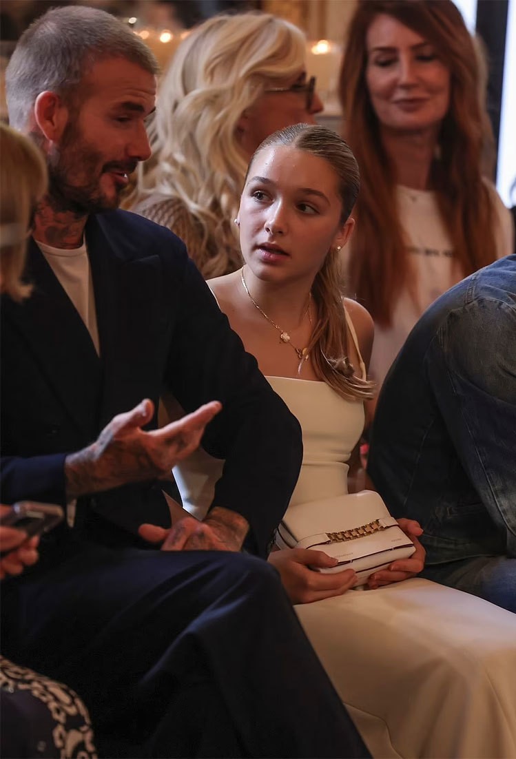Beckham nắm chặt tay con gái 12 tuổi đi xem show ảnh 5