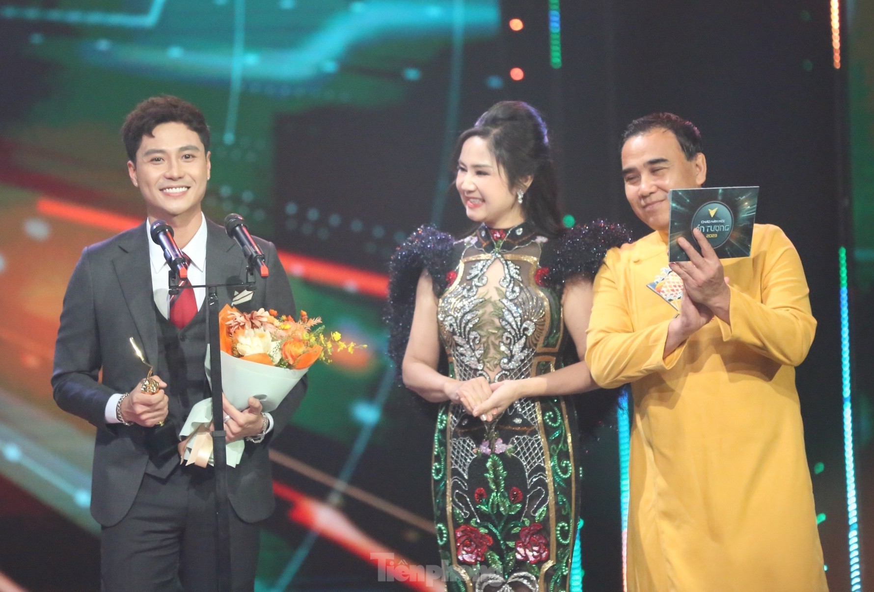 Huyền Lizzie rơi nước mắt khi thắng giải ở VTV Awards ảnh 1