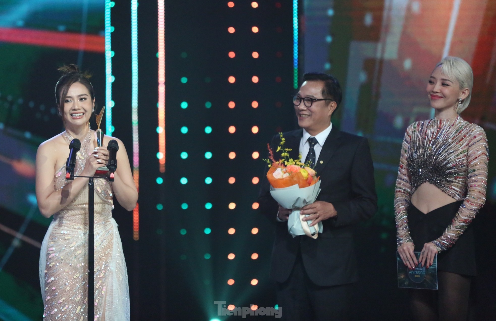 Huyền Lizzie rơi nước mắt khi thắng giải ở VTV Awards ảnh 2