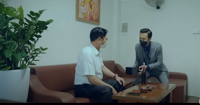 Phân cảnh biếu rượu 'chống dịch' của phim 'Đấu trí' gây sốt trở lại ảnh 3