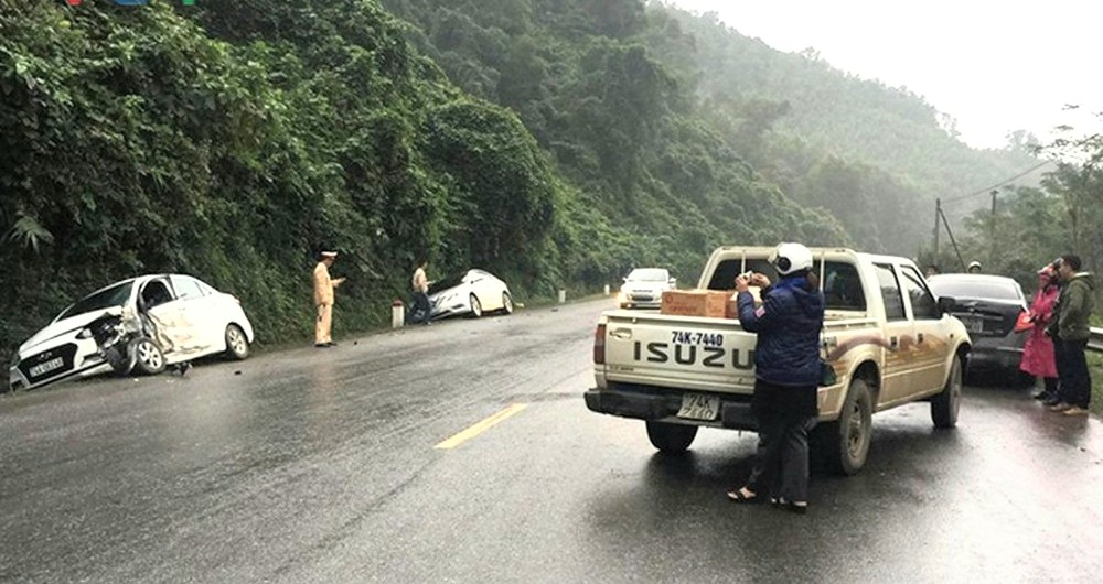 Xe đầu kéo va chạm liên hoàn trên Quốc lộ 9, 4 người bị thương ảnh 2