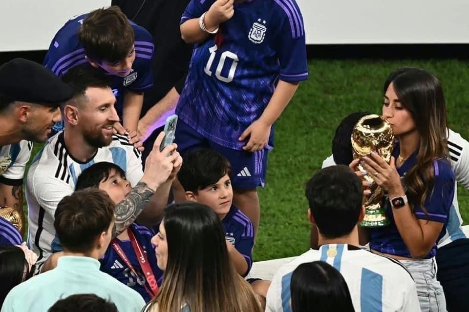 Người phụ phái đẹp sở hữu toàn bộ, khiến cho Messi yêu thương kể từ ánh nhìn trước tiên hình ảnh 1