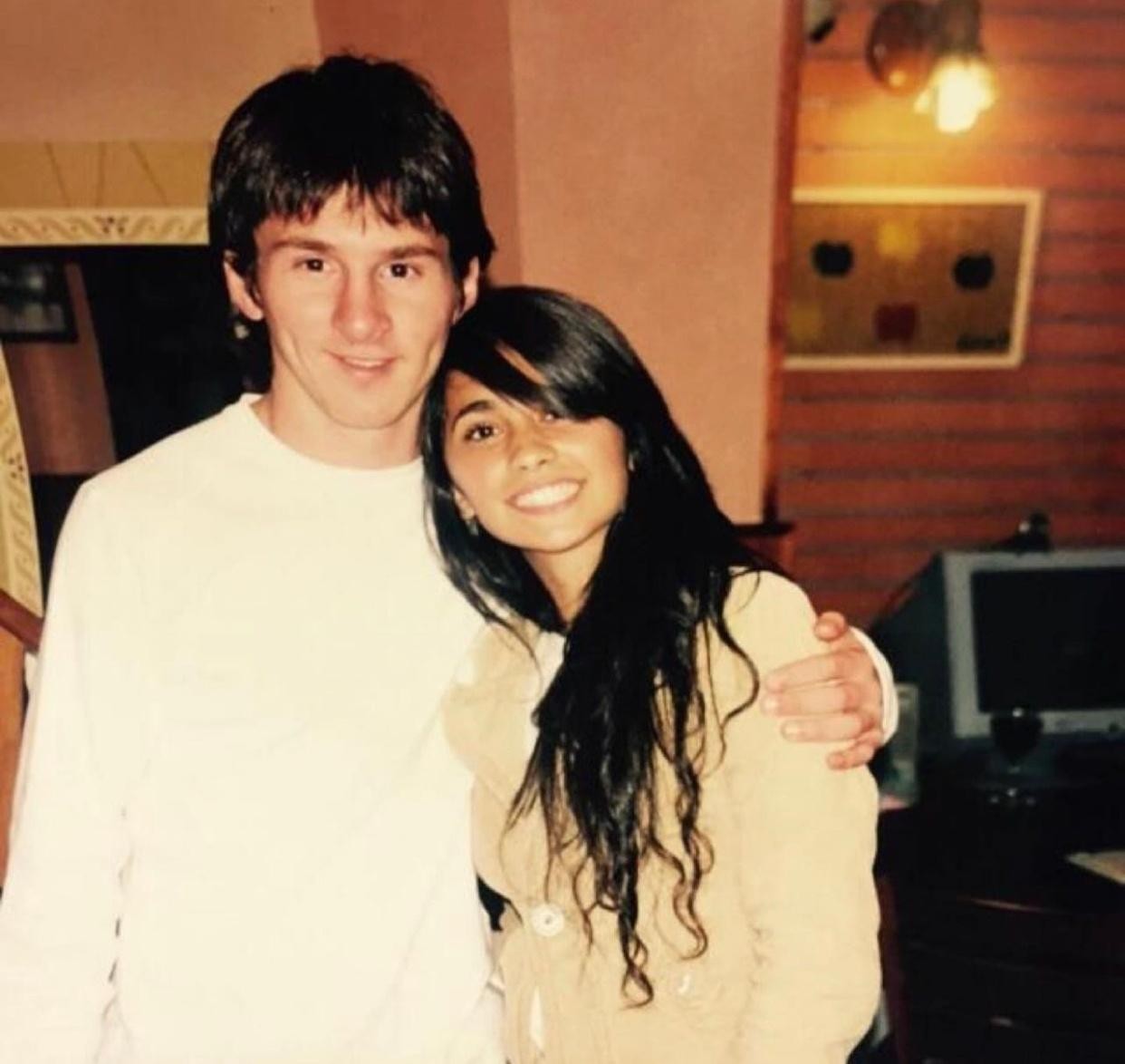 Người phụ phái đẹp sở hữu toàn bộ, khiến cho Messi yêu thương kể từ ánh nhìn trước tiên hình ảnh 2