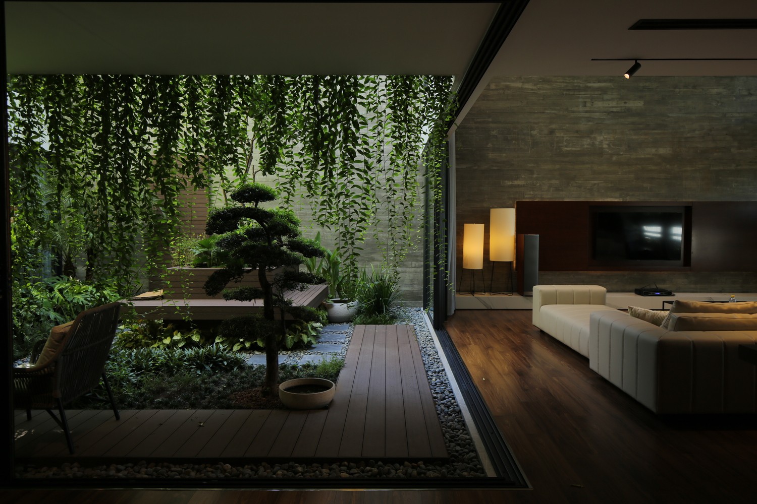Ấn tượng ngôi nhà mặt phố thiết kế tối giản với sàn bê tông hai lớp và khu vườn nhỏ