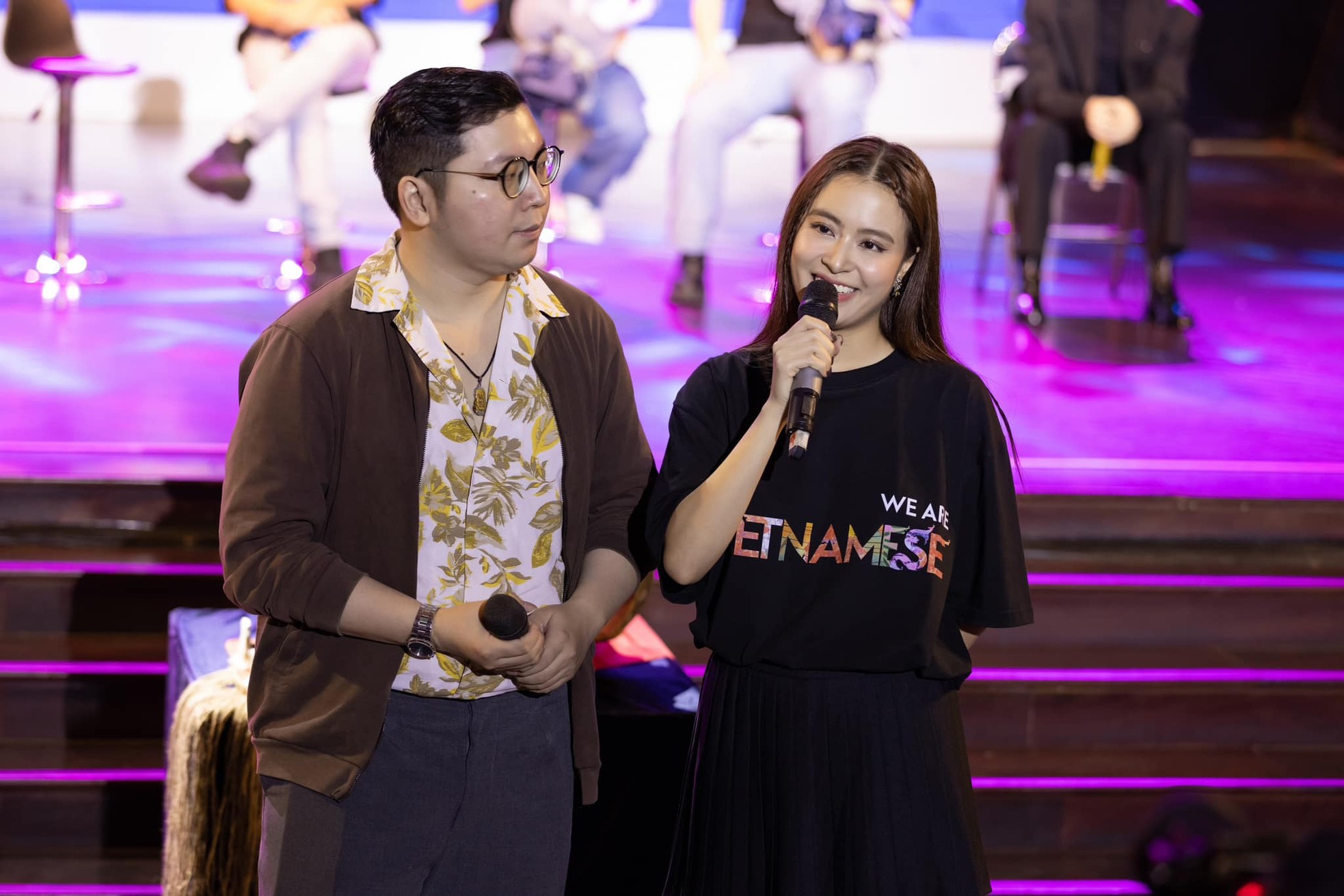Ai đứng sau Hoàng Thùy Linh? ảnh 2