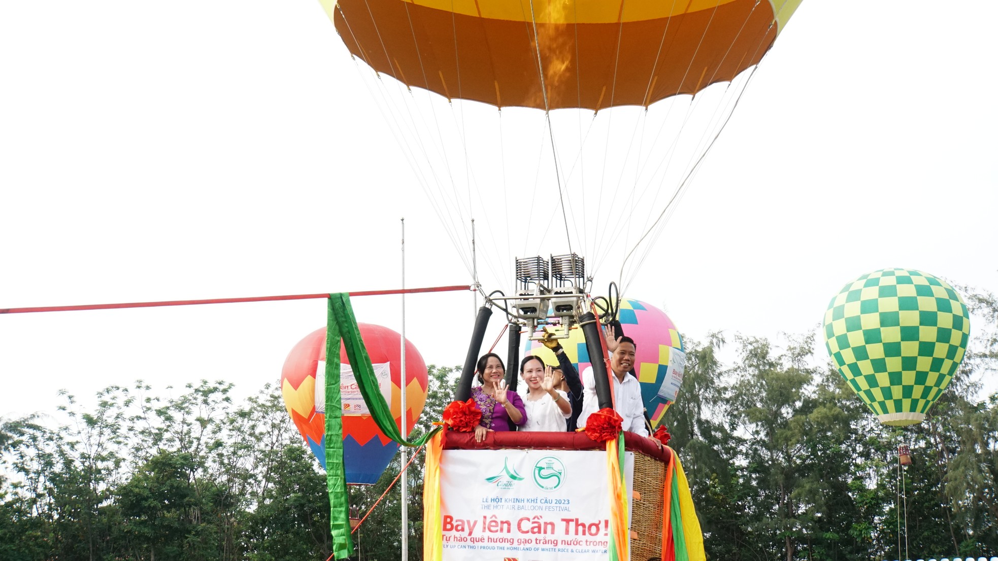Chủ tịch thành phố Cần Thơ trải nghiệm bay khinh khí cầu - Ảnh 7.