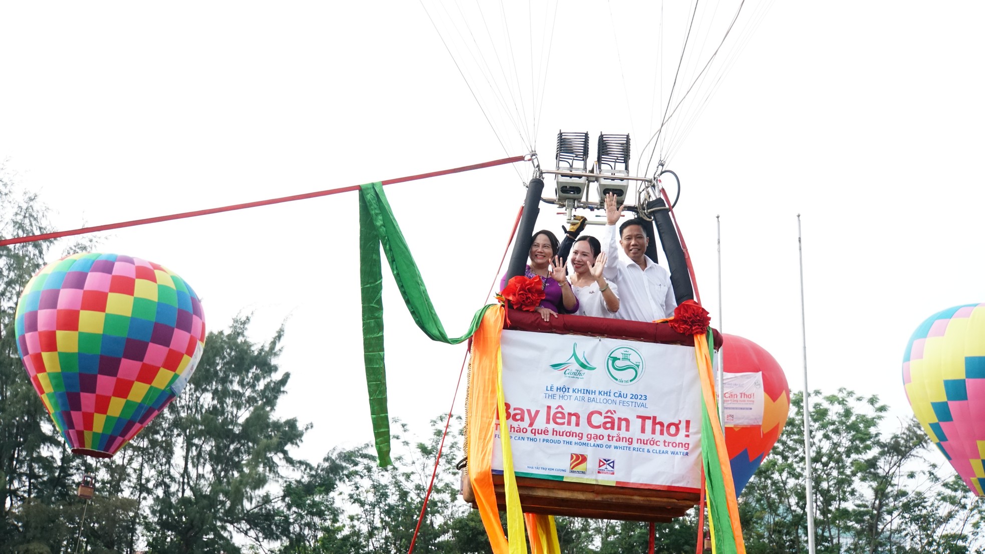 Chủ tịch thành phố Cần Thơ trải nghiệm bay khinh khí cầu - Ảnh 6.