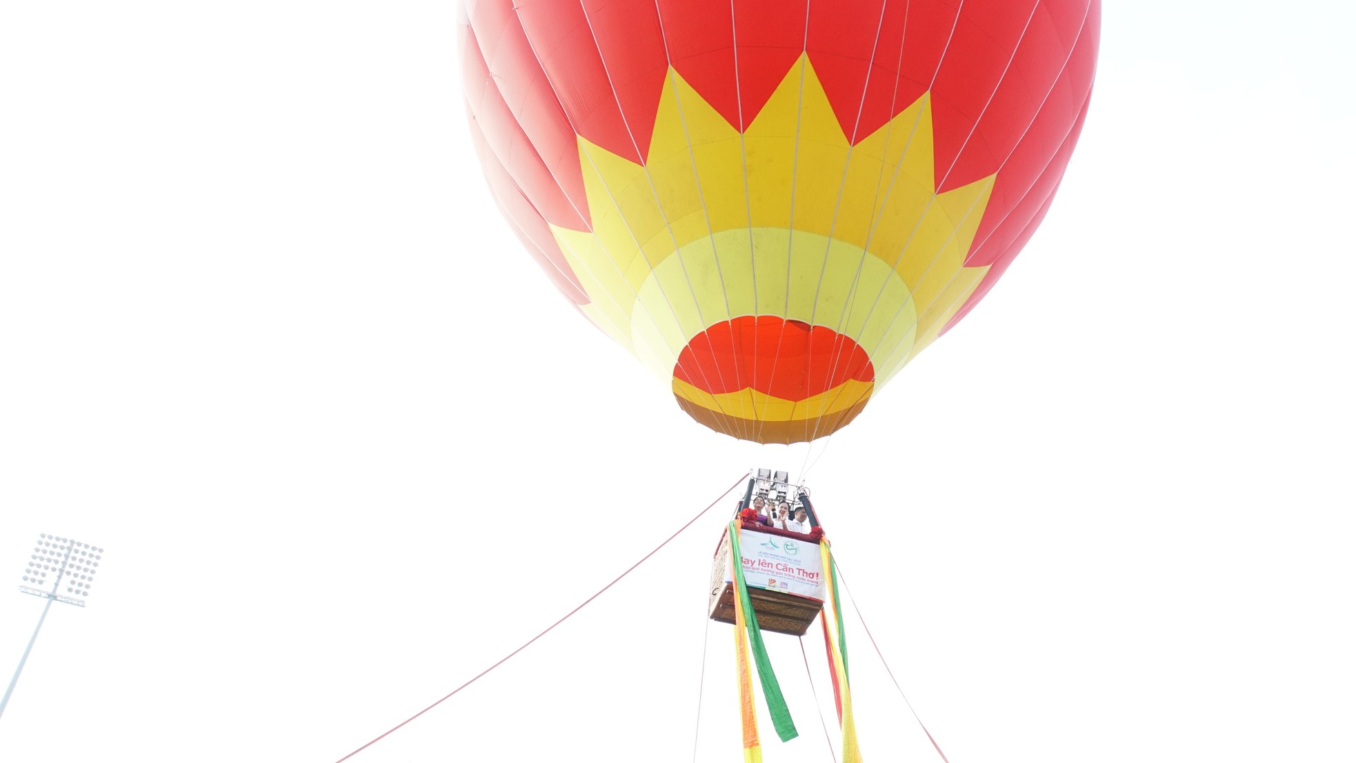 Chủ tịch thành phố Cần Thơ trải nghiệm bay khinh khí cầu - Ảnh 10.