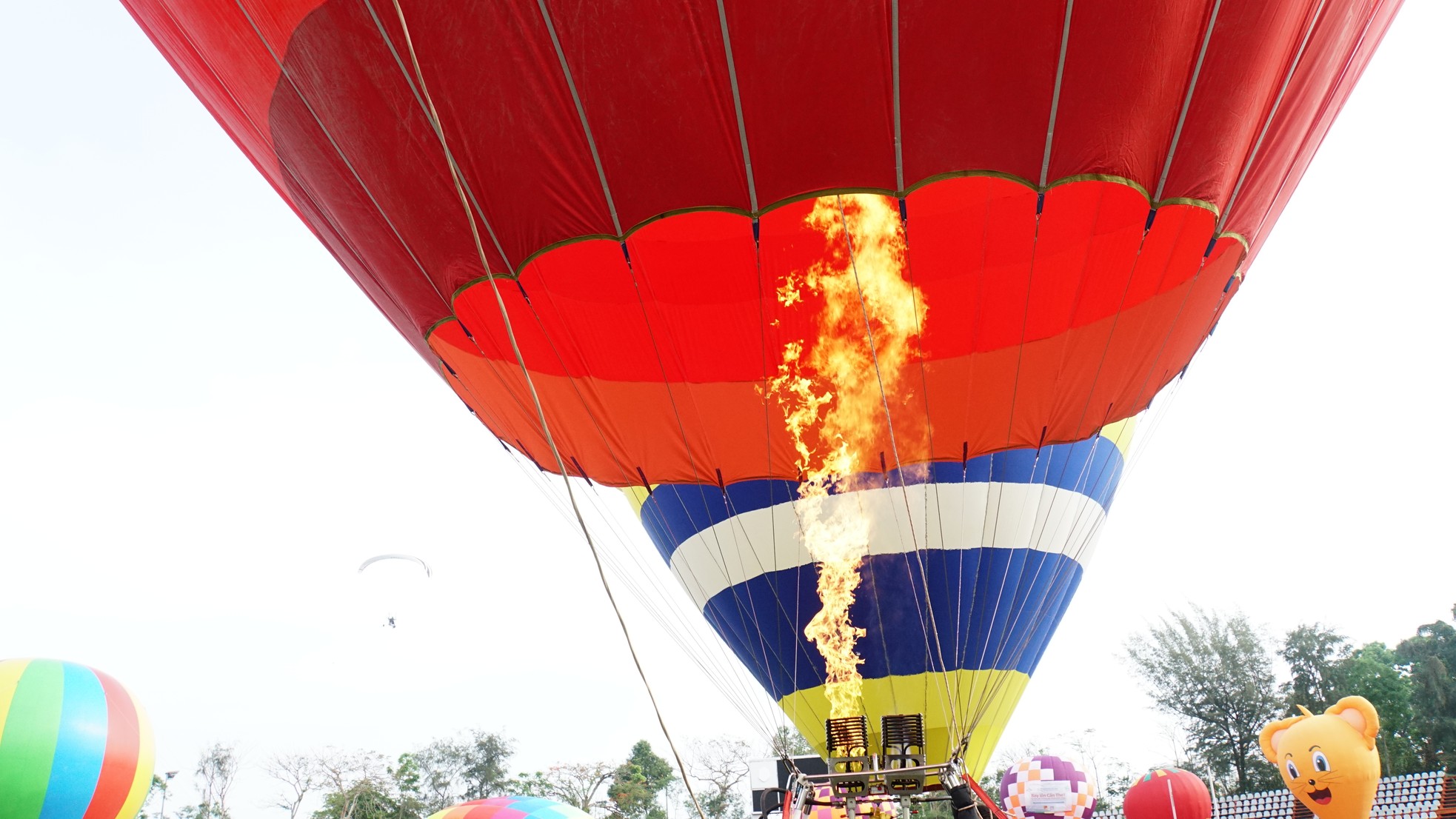 Chủ tịch thành phố Cần Thơ trải nghiệm bay khinh khí cầu - Ảnh 4.
