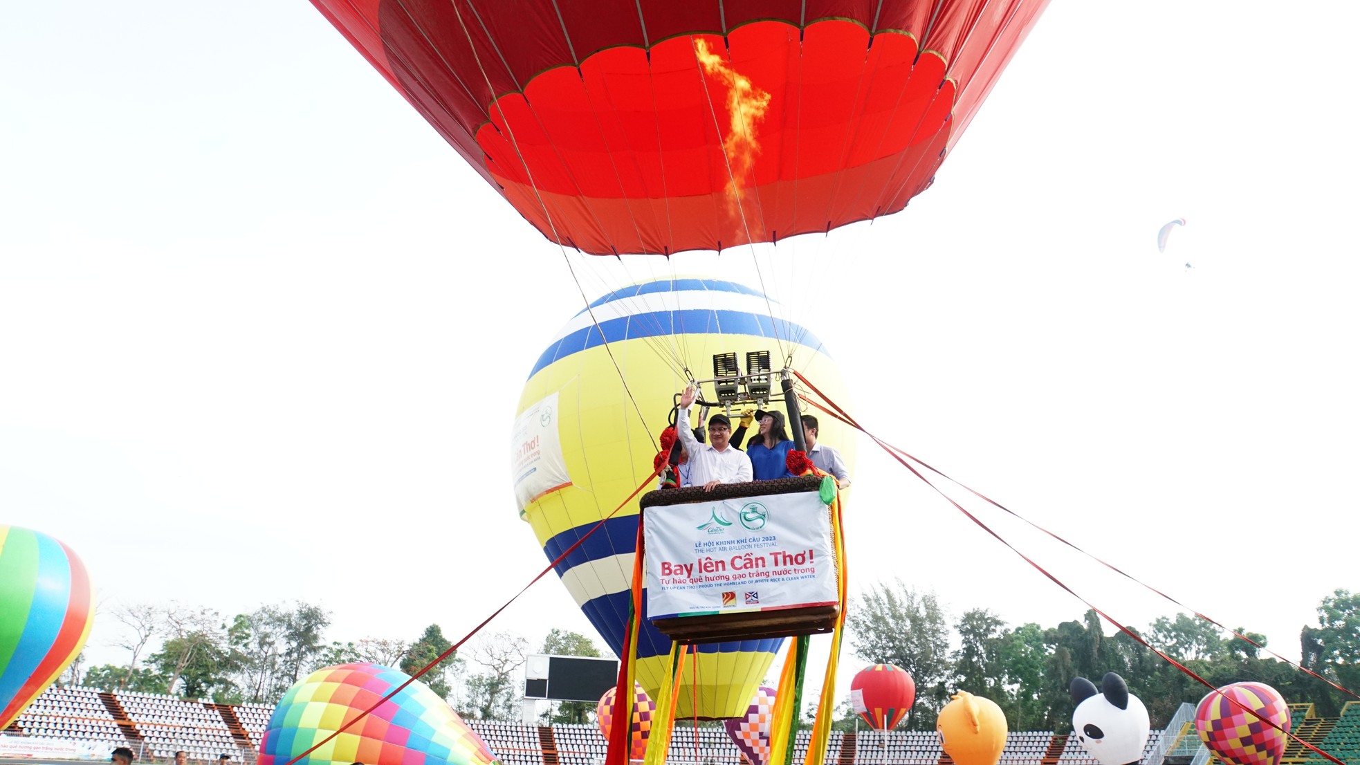 Chủ tịch thành phố Cần Thơ trải nghiệm bay khinh khí cầu - Ảnh 5.
