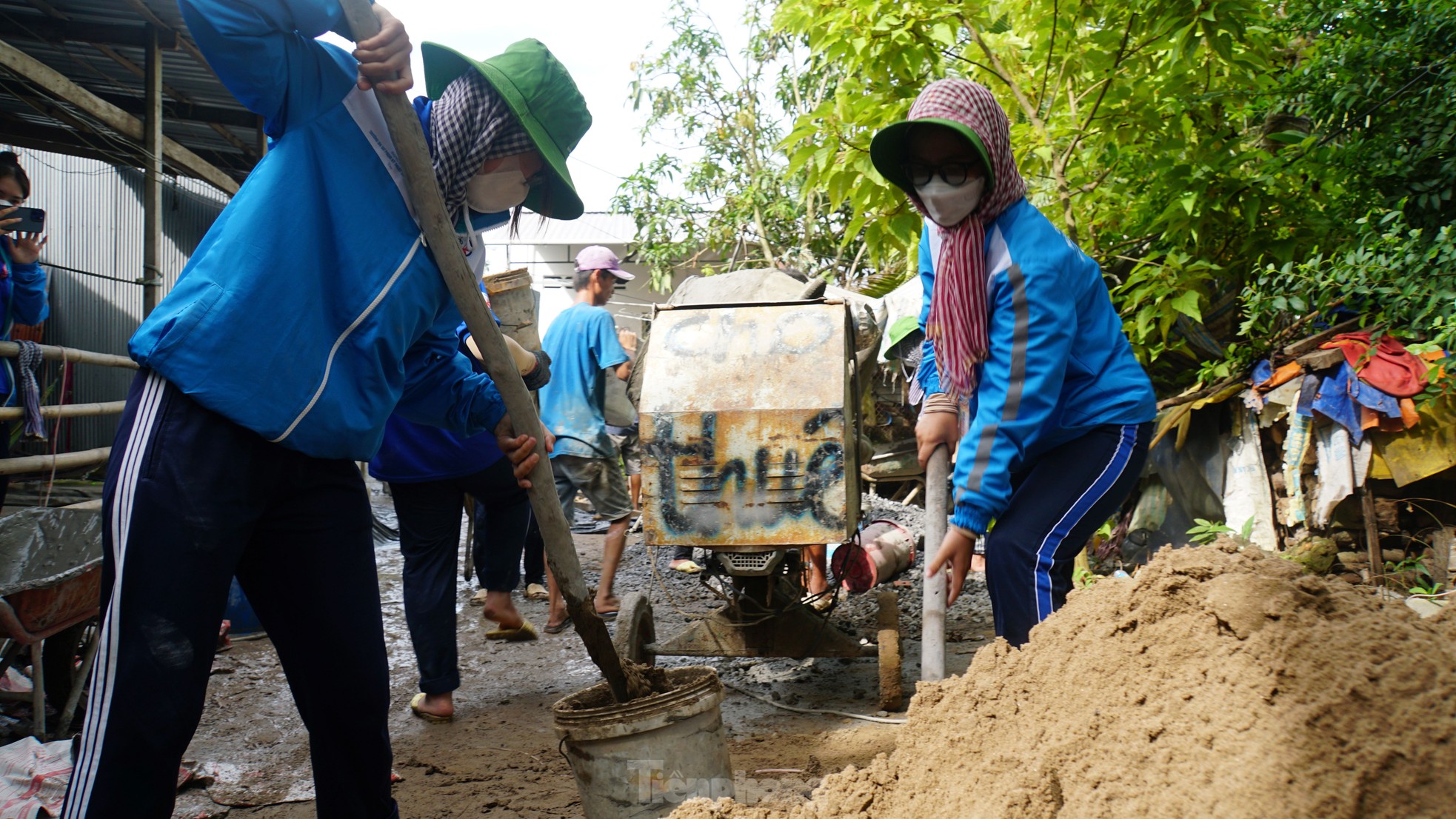 ‘Bóng hồng’ tình nguyện làm đường giao thông nông thôn ảnh 3